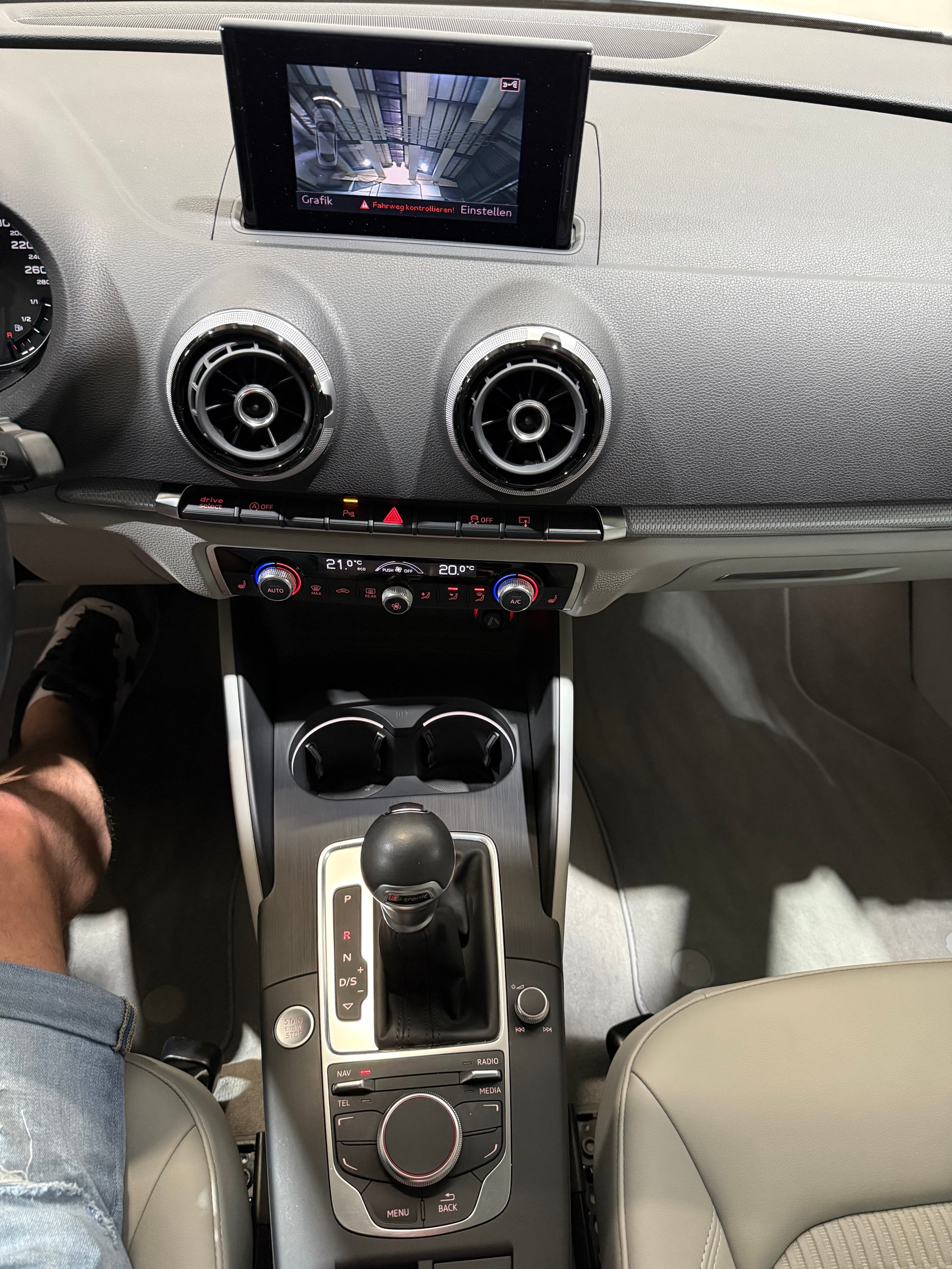 AUDI A3 Limousine 1.8 TFSI Ambiente S-tronic-image-15