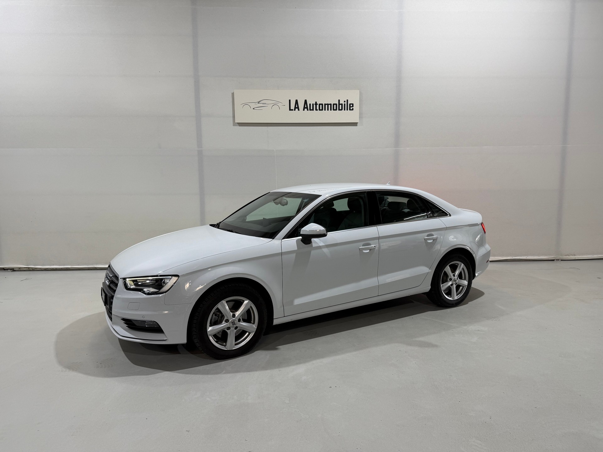 AUDI A3 Limousine 1.8 TFSI Ambiente S-tronic-image-1