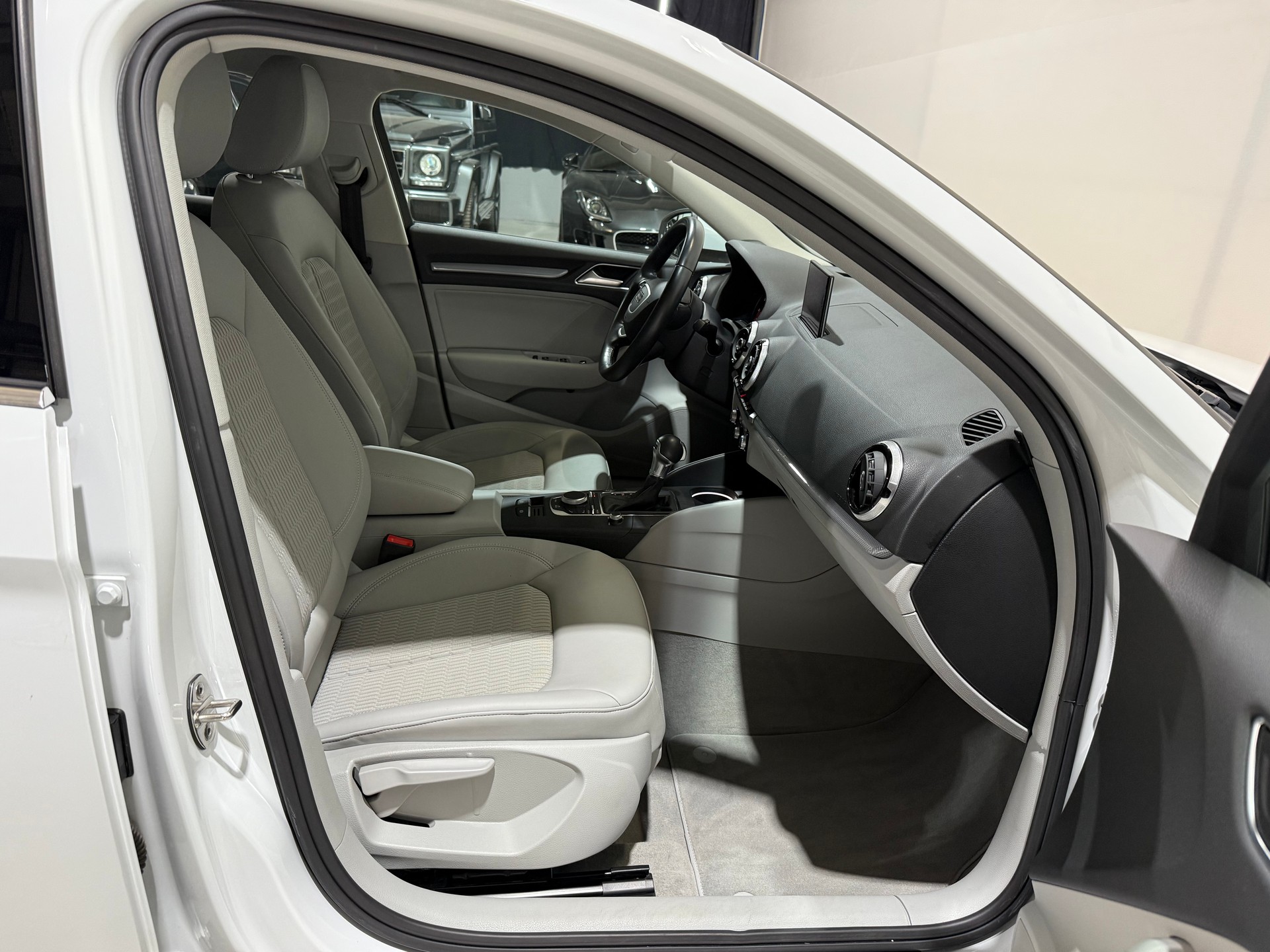 AUDI A3 Limousine 1.8 TFSI Ambiente S-tronic-image-13