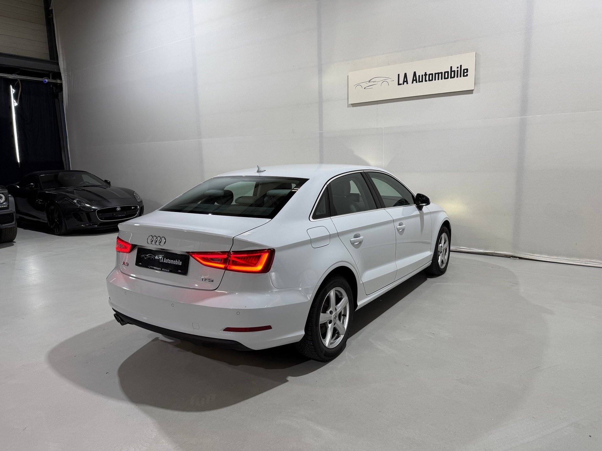 AUDI A3 Limousine 1.8 TFSI Ambiente S-tronic-image-8