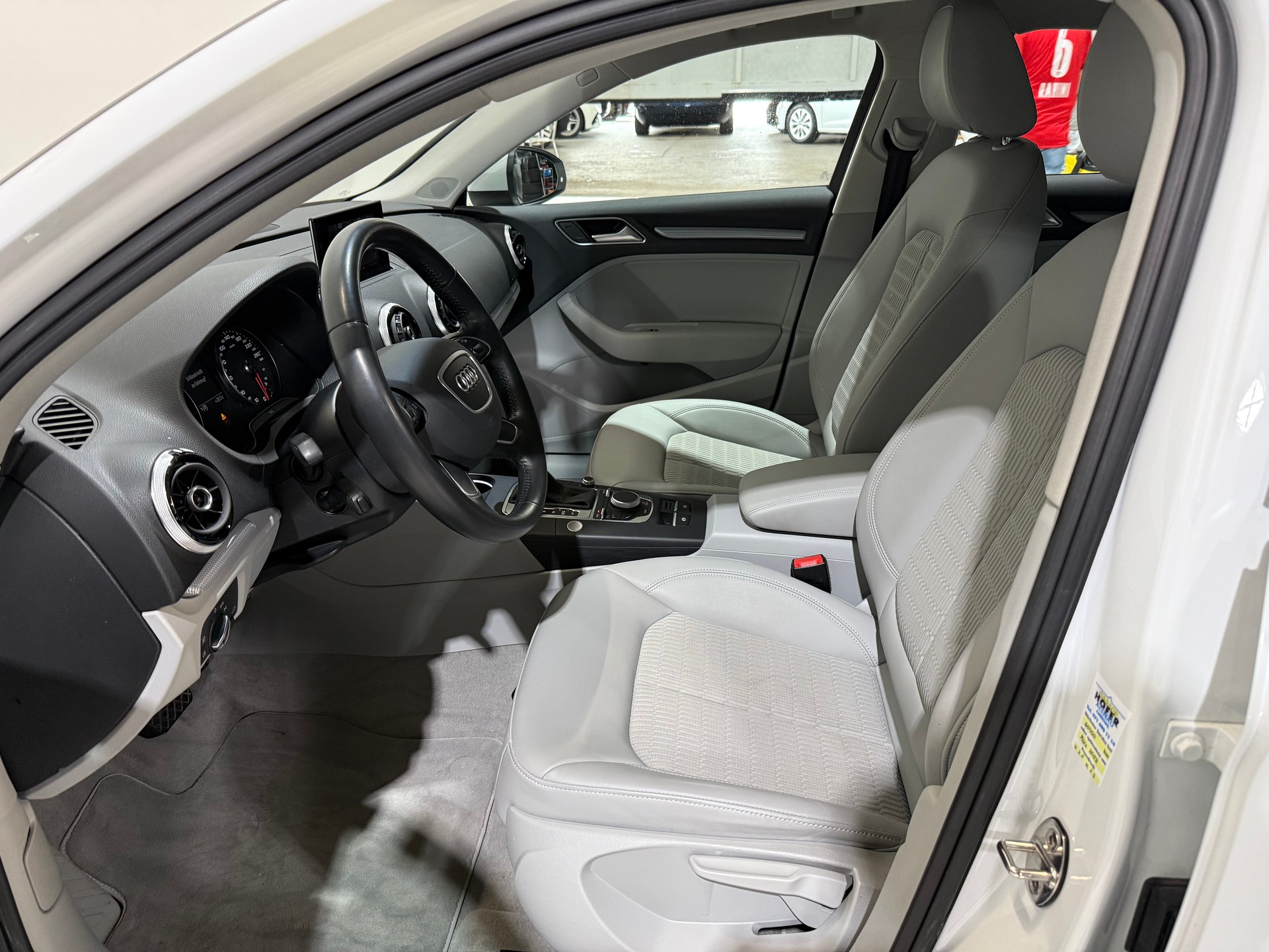AUDI A3 Limousine 1.8 TFSI Ambiente S-tronic-image-12