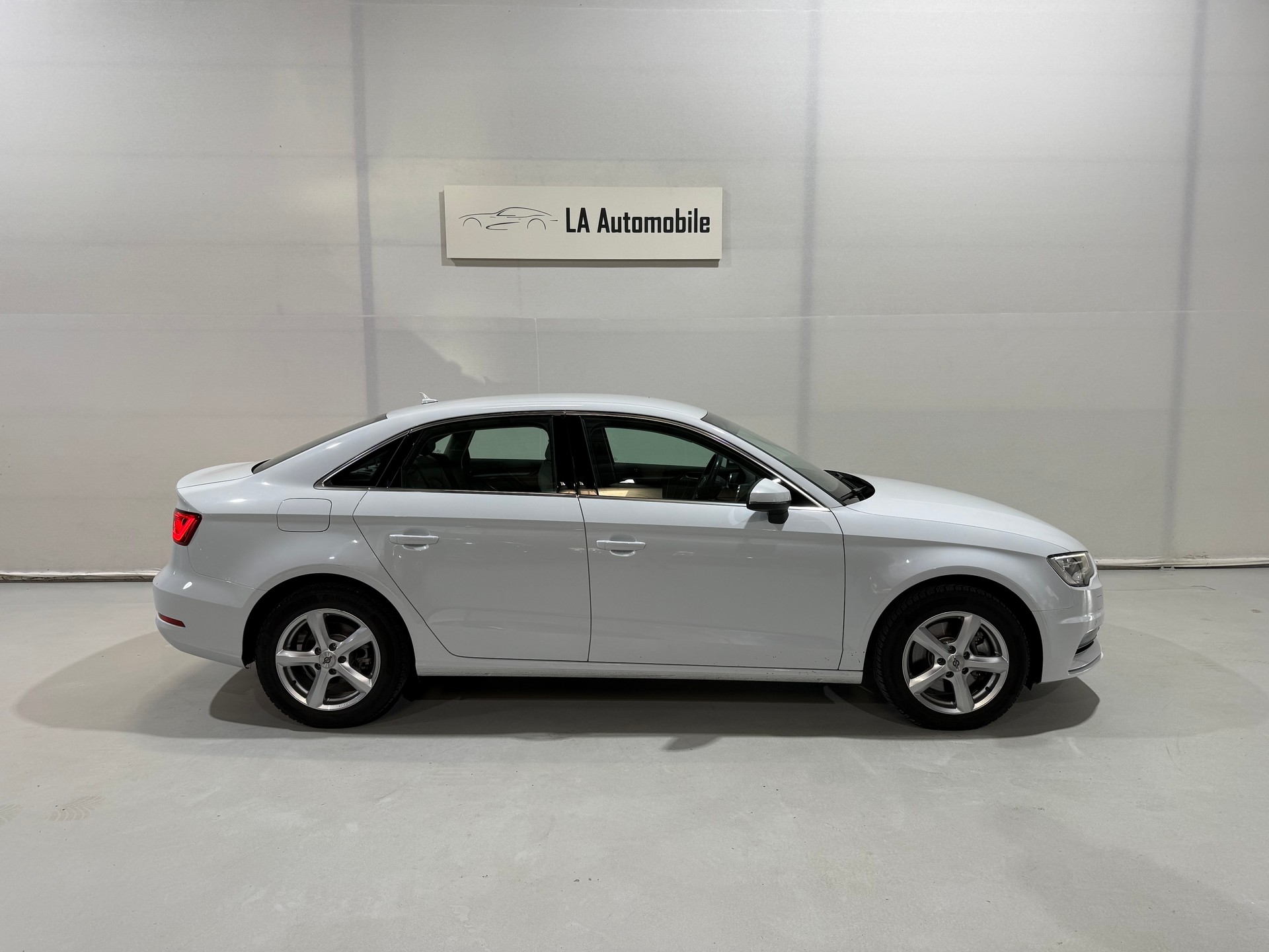 AUDI A3 Limousine 1.8 TFSI Ambiente S-tronic-image-4