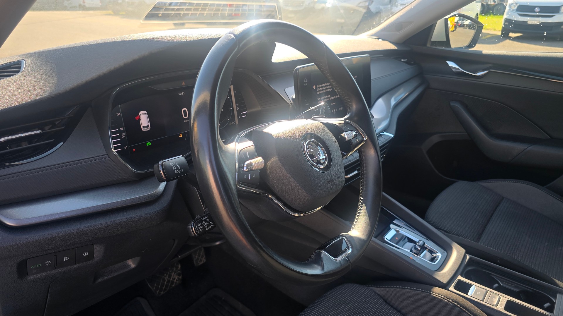 SKODA Octavia Combi 2.0 TDI DSG Ambition-image-11