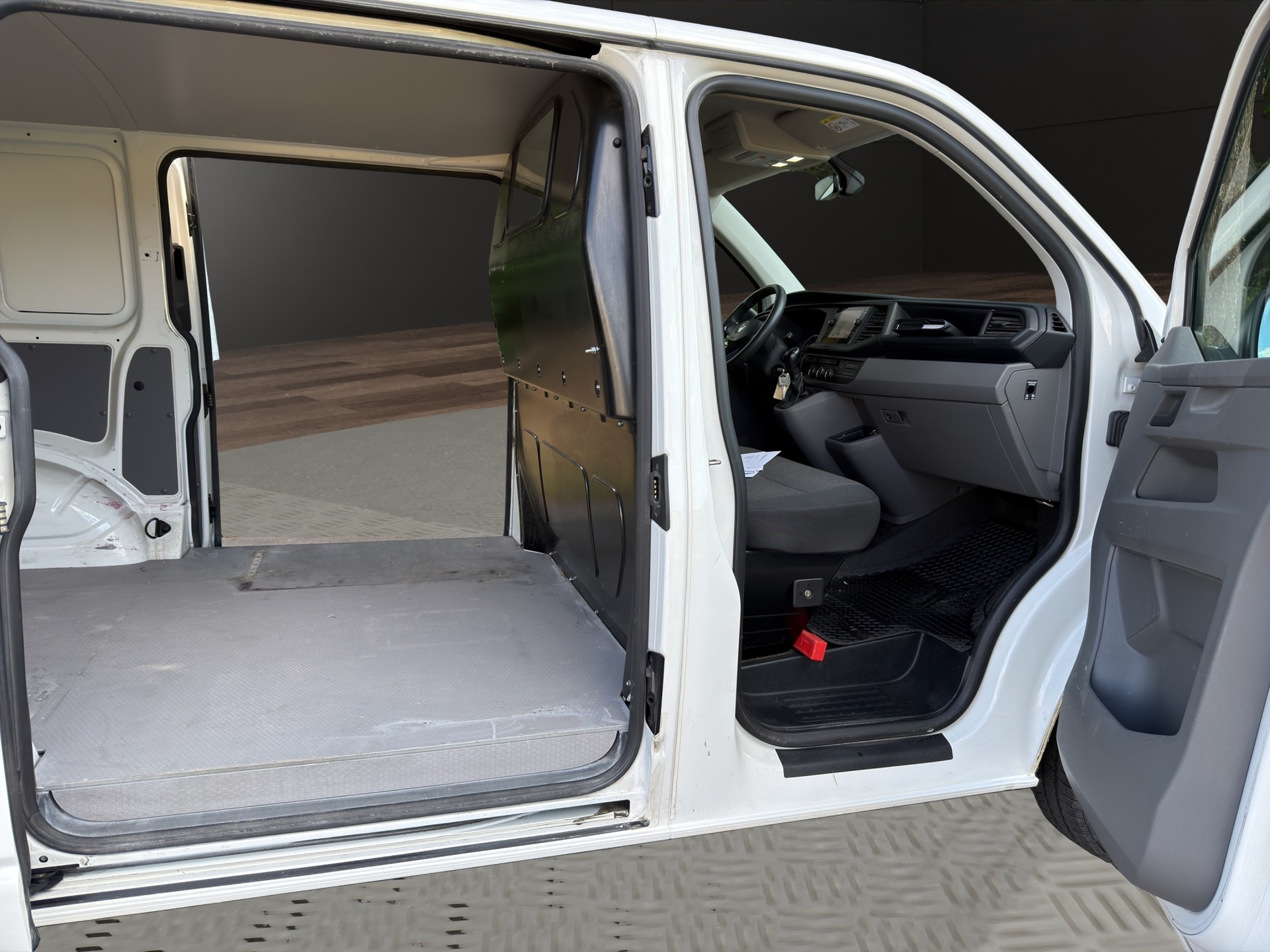 VW T6.1 2.0 TDI 4Motion DSG-image-14