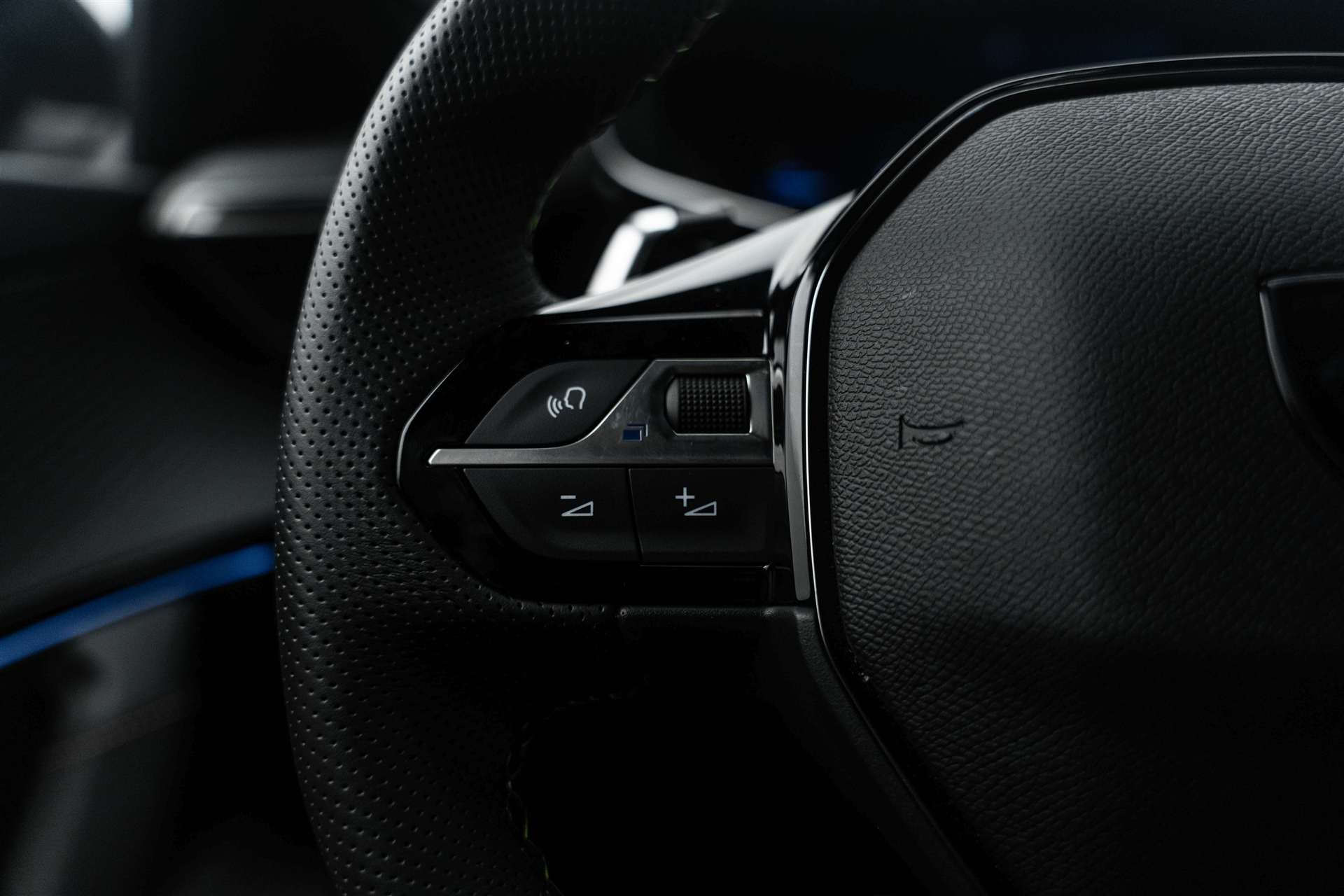 PEUGEOT 2008 1.2 PureTech GT Automat-image-15