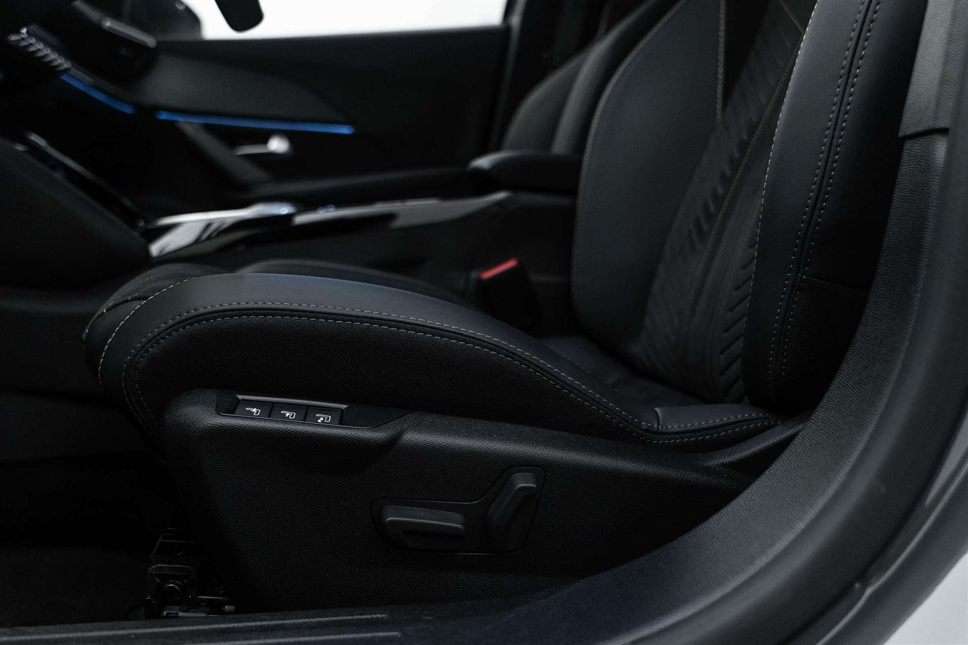 PEUGEOT 2008 1.2 PureTech GT Automat-image-14