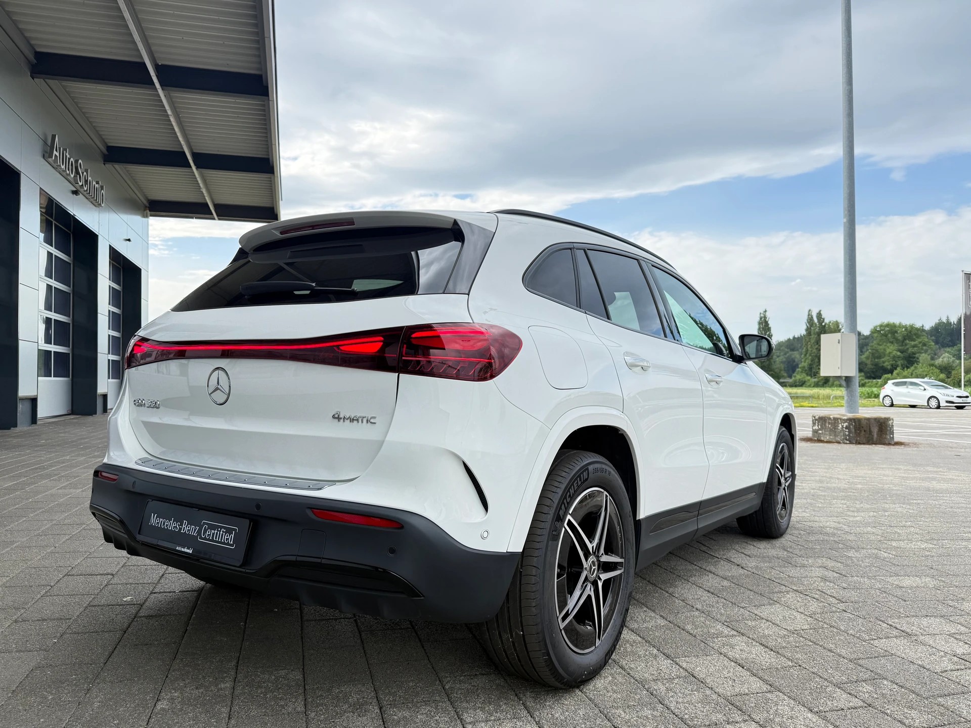 MERCEDES-BENZ EQA 350 AMG Line 4Matic Swiss Star-showroom-element-2