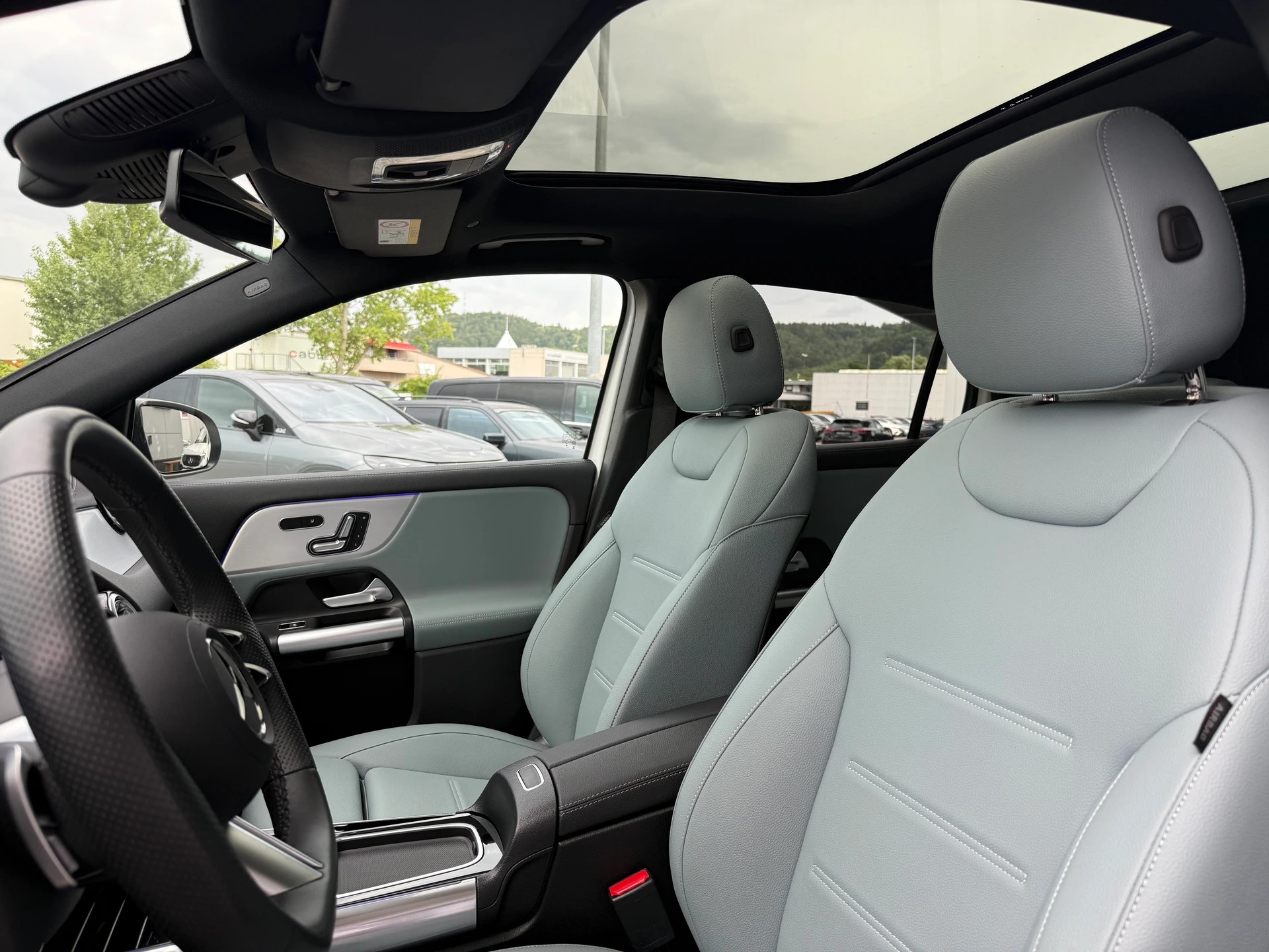 MERCEDES-BENZ EQA 350 AMG Line 4Matic Swiss Star-showroom-element-3