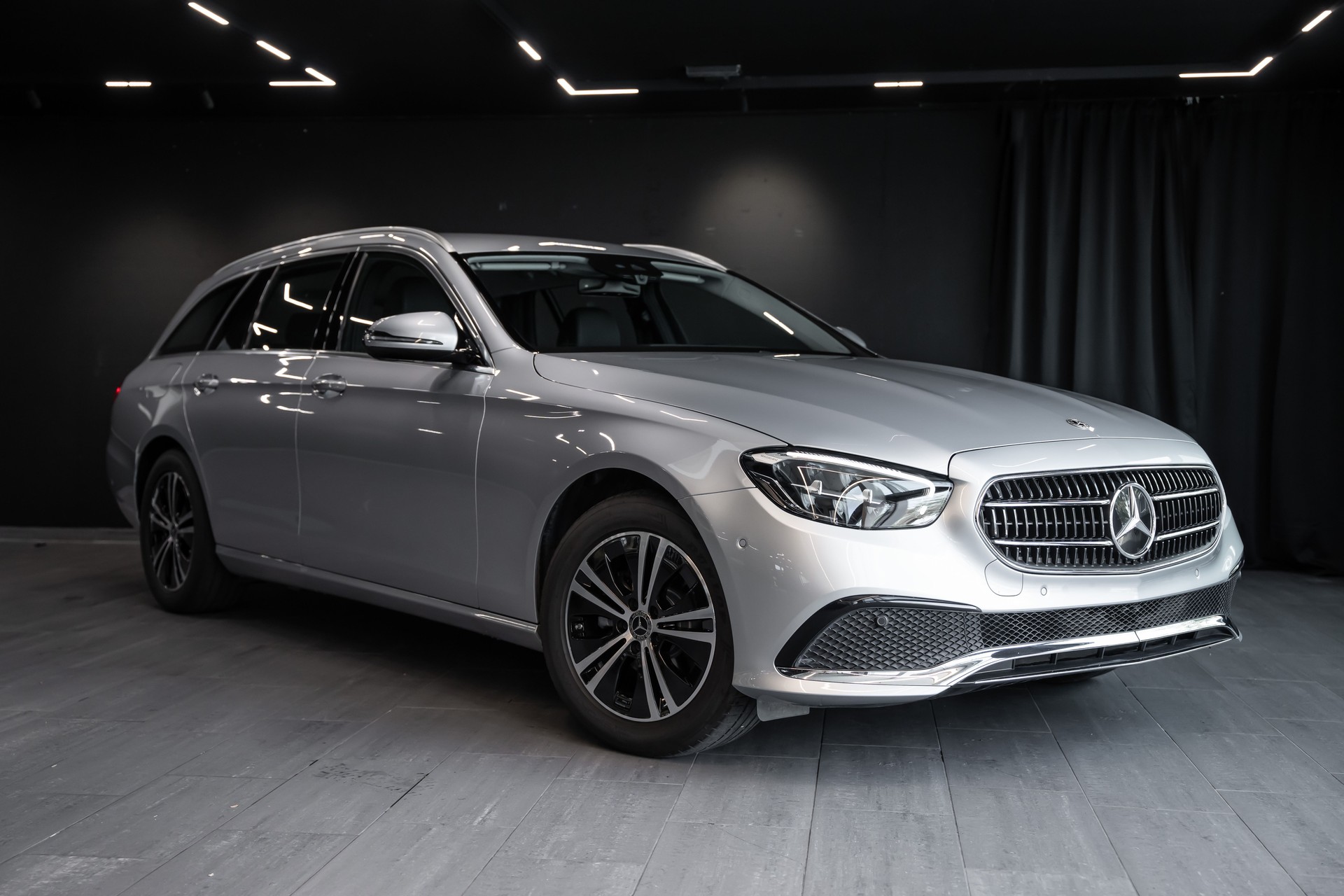 MERCEDES-BENZ E 220 d T Avantgarde 9G-Tronic / Sitzheizung / Rückfahrkamera / Assistenzsysteme uvm..