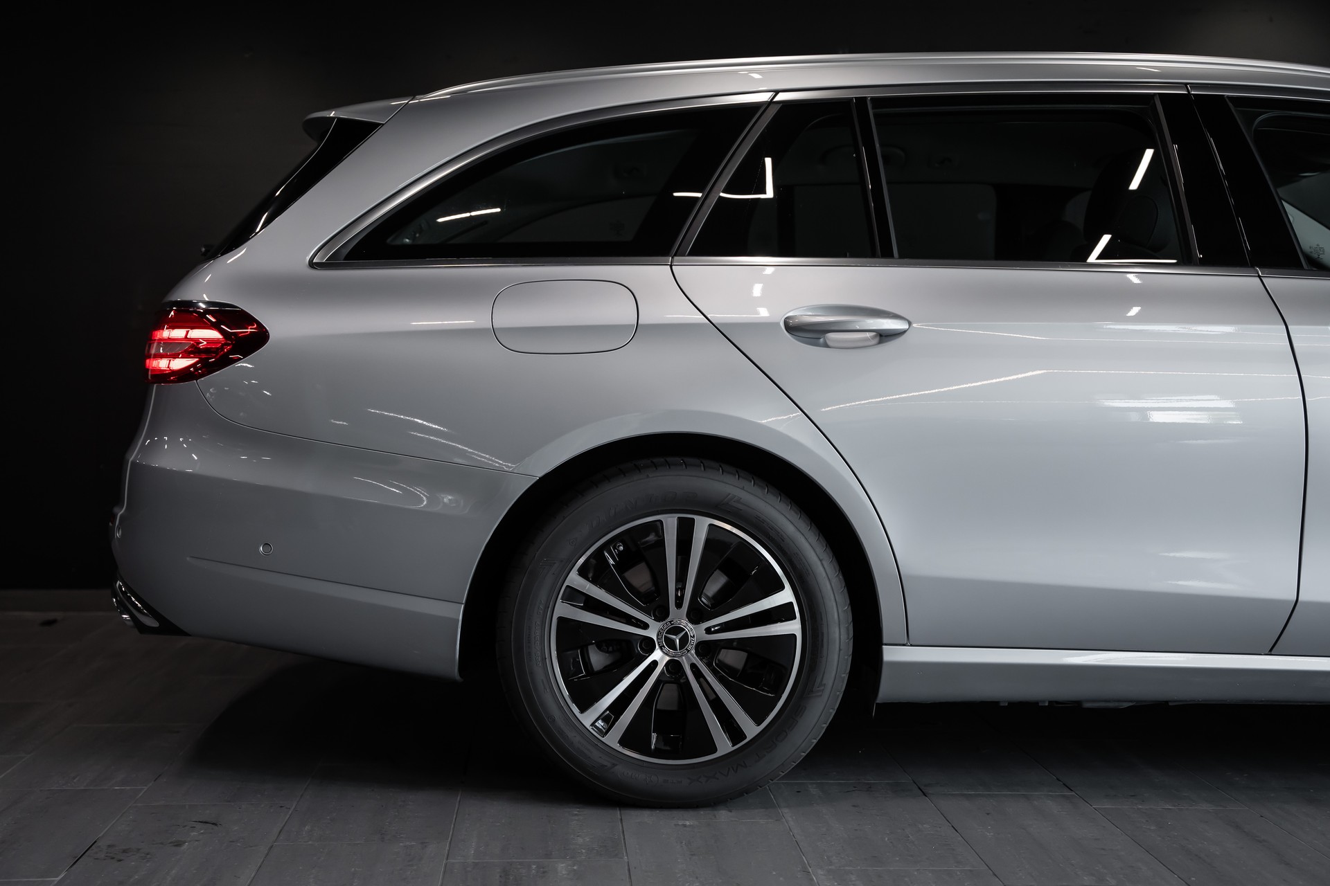 MERCEDES-BENZ E 220 d T Avantgarde 9G-Tronic / Sitzheizung / Rückfahrkamera / Assistenzsysteme uvm..-image-4