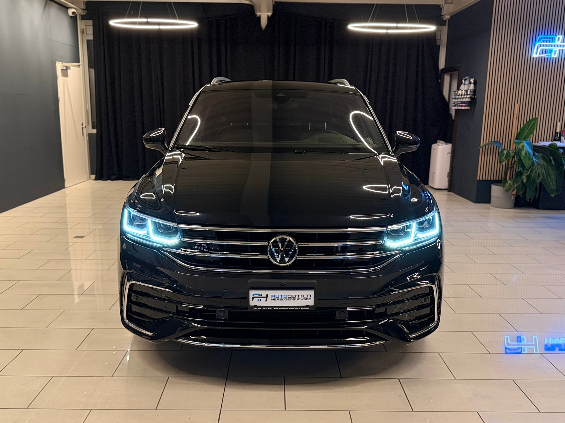 VW Tiguan 2.0TSI R-Line 4Motion DSG-showroom-element-1