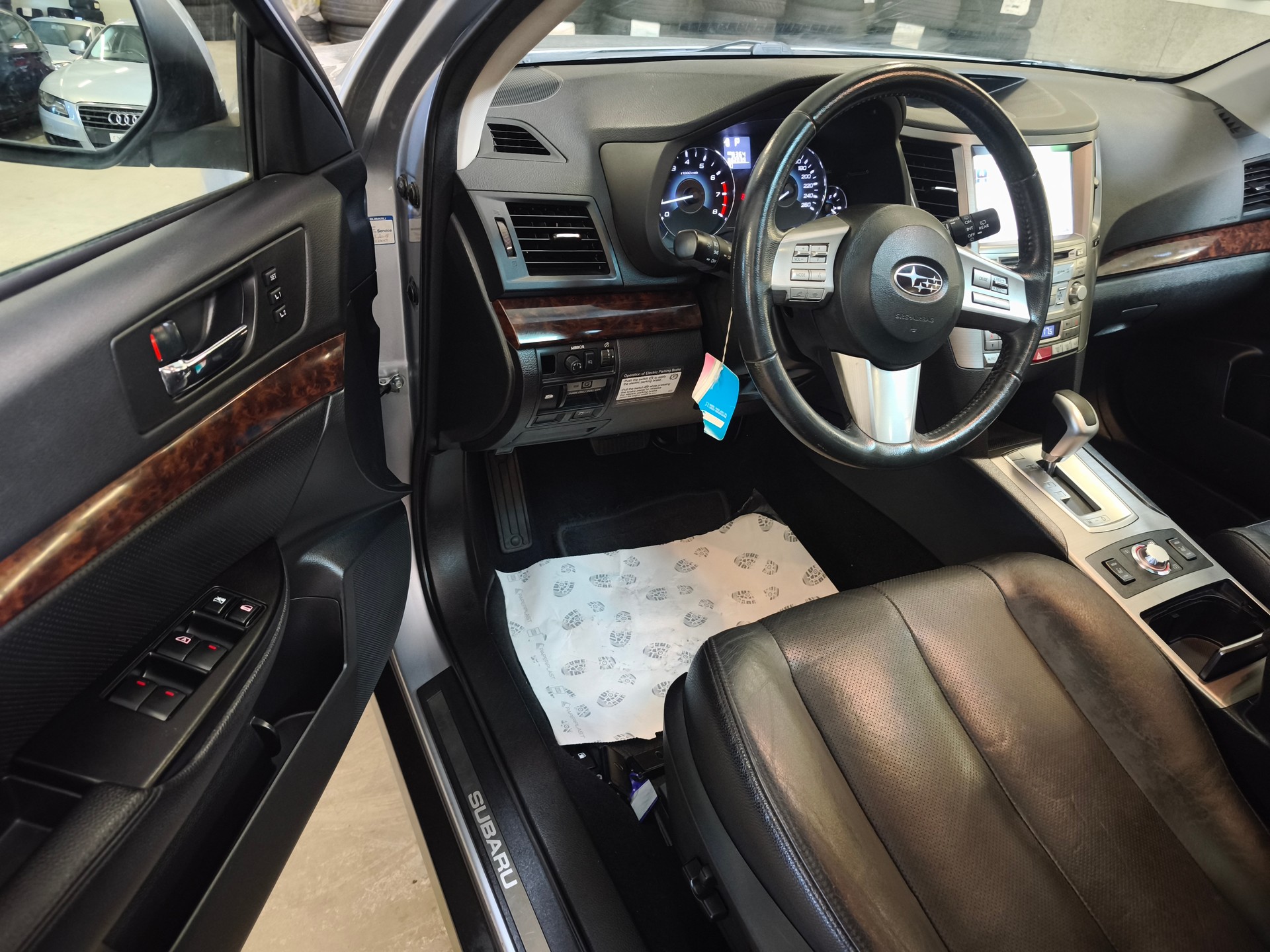 SUBARU Outback 3.6R Executive AWD Automatic-image-11