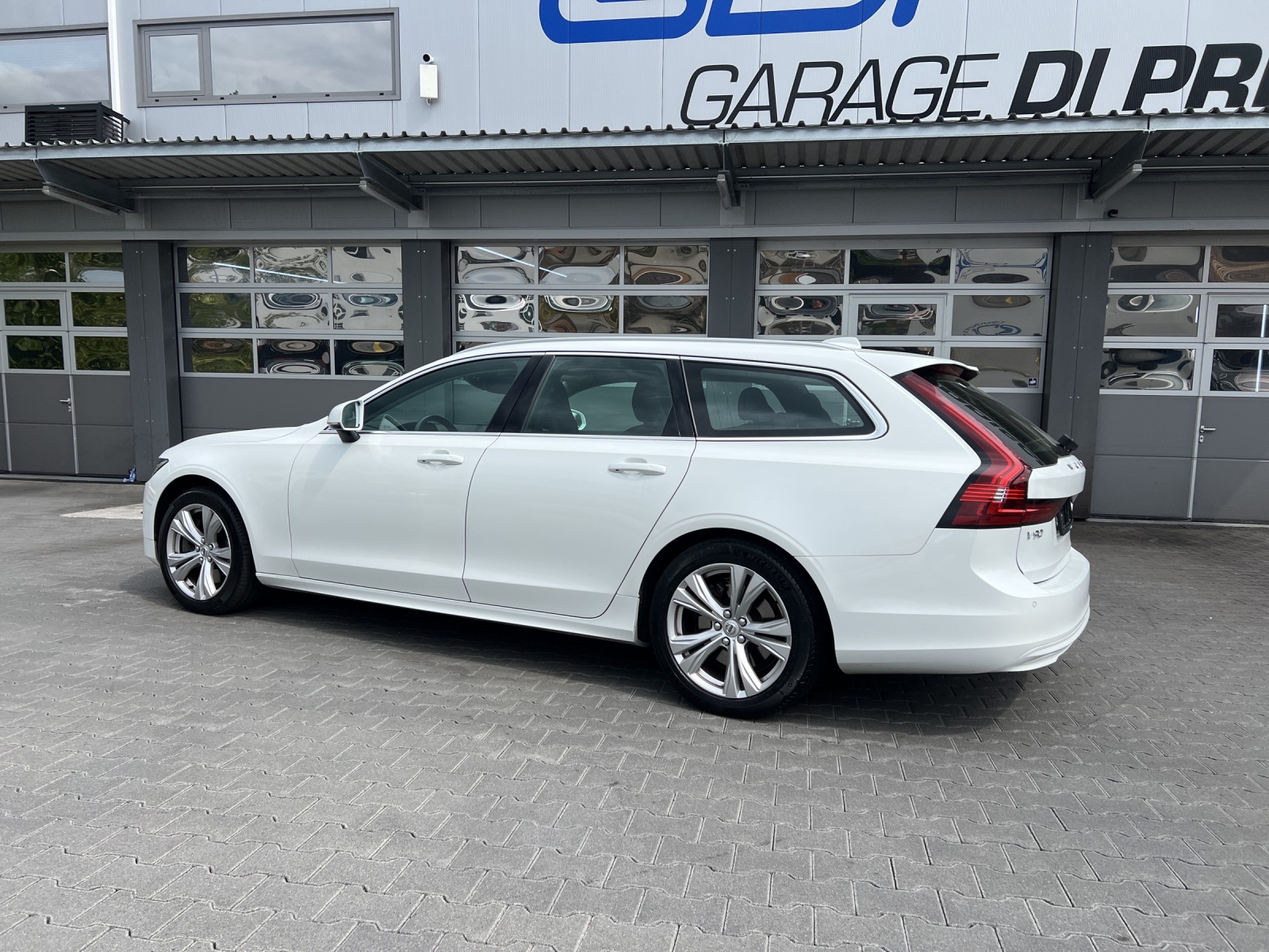 VOLVO V90 B4 Benzin Mild Hybrid Momentum Geartronic-showroom-element-2