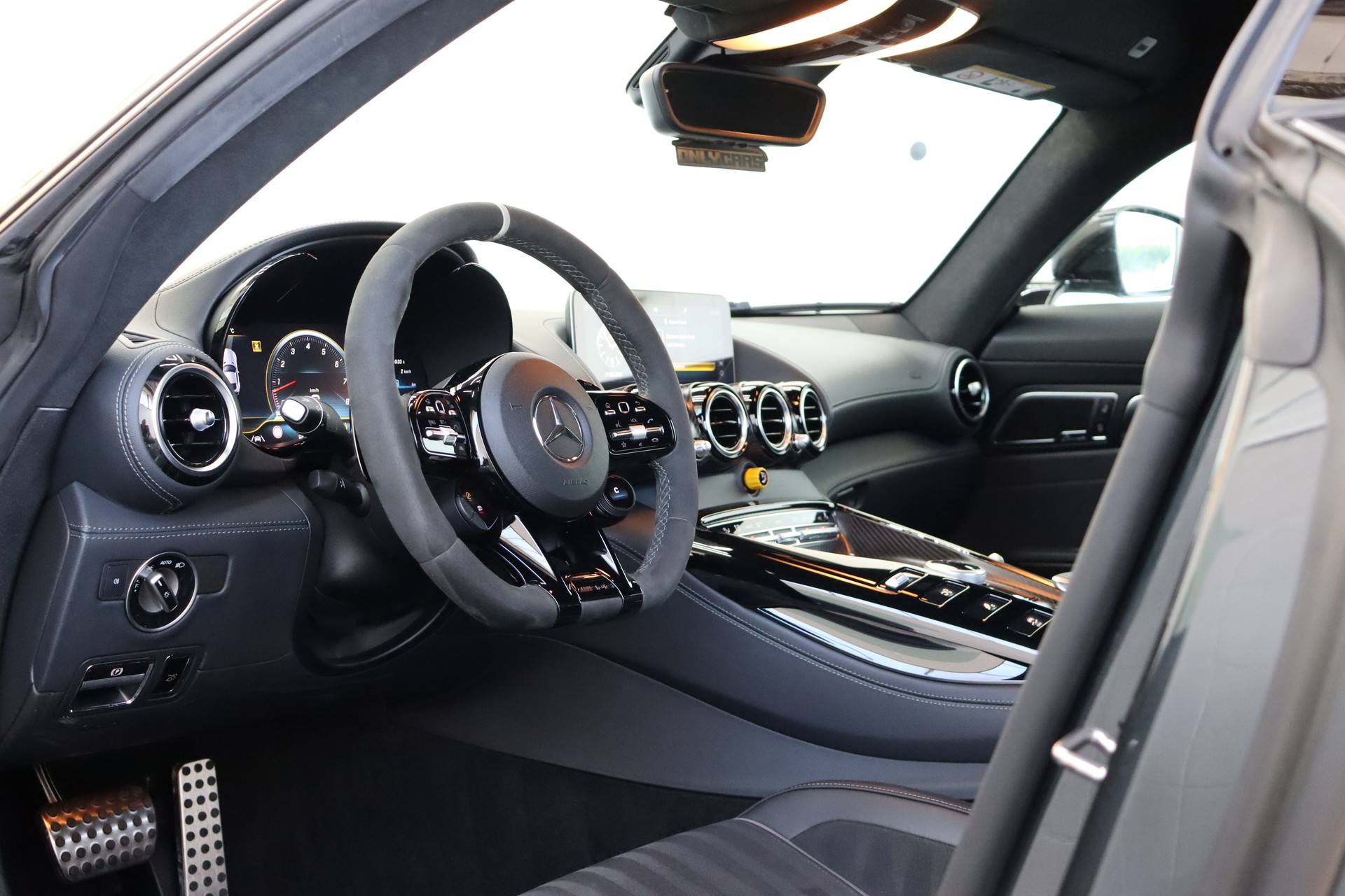 MERCEDES-BENZ AMG GT R Speedshift DCT-image-12