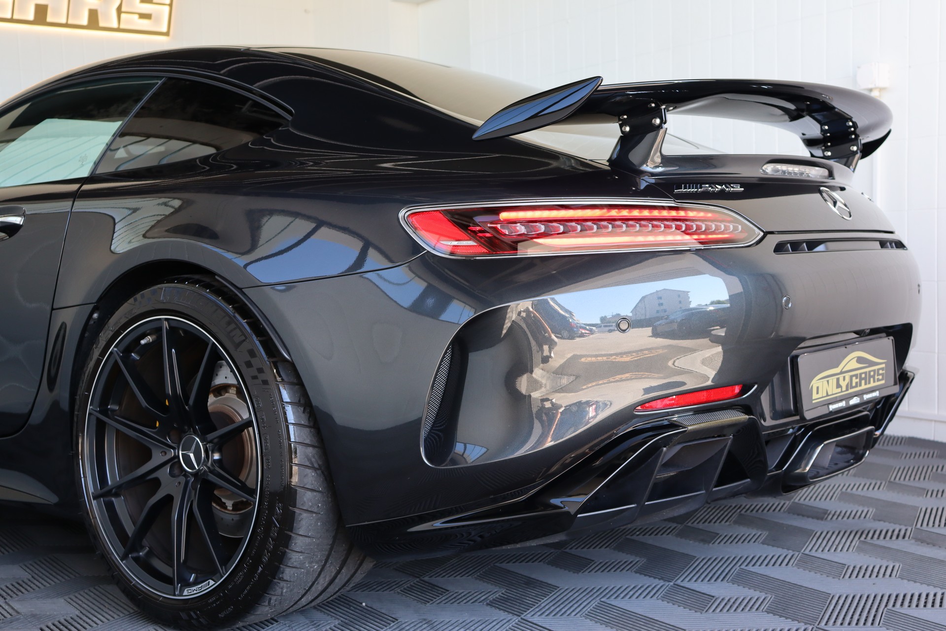 MERCEDES-BENZ AMG GT R Speedshift DCT-image-8