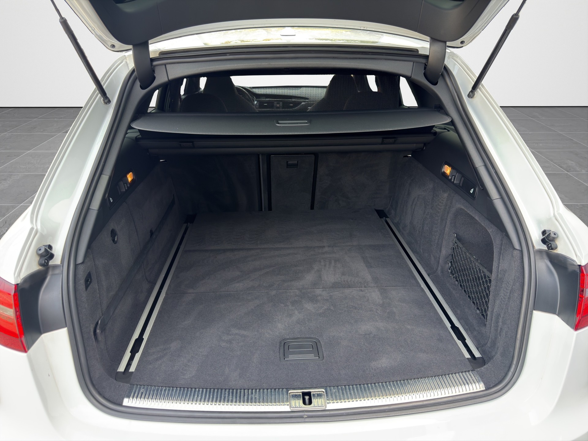 AUDI RS6 Avant 4.0 V8 TFSI quattro T-Tronic-image-11