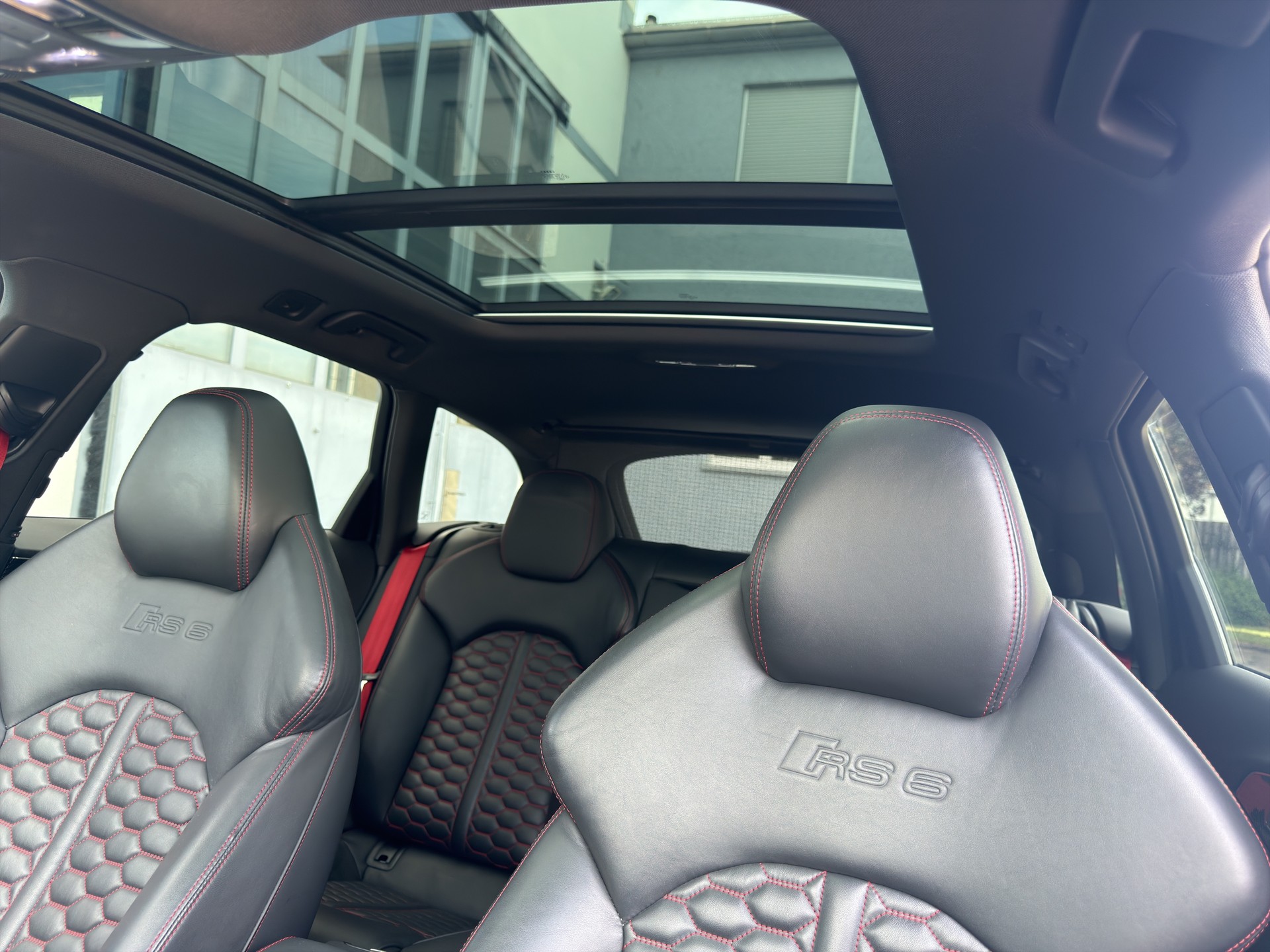 AUDI RS6 Avant 4.0 V8 TFSI quattro T-Tronic-image-15