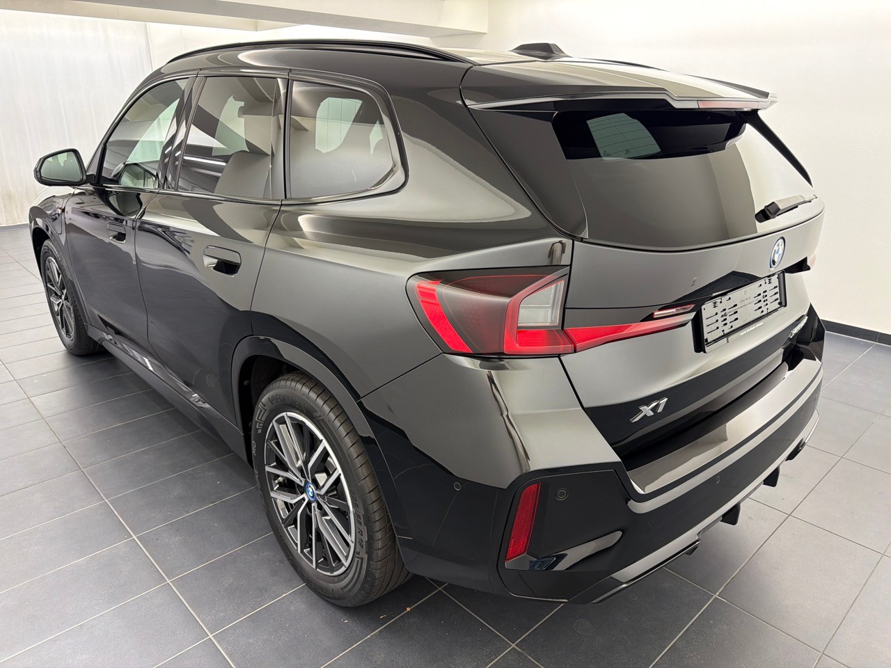 BMW X1 xDrive 25e M Sport-showroom-element-1