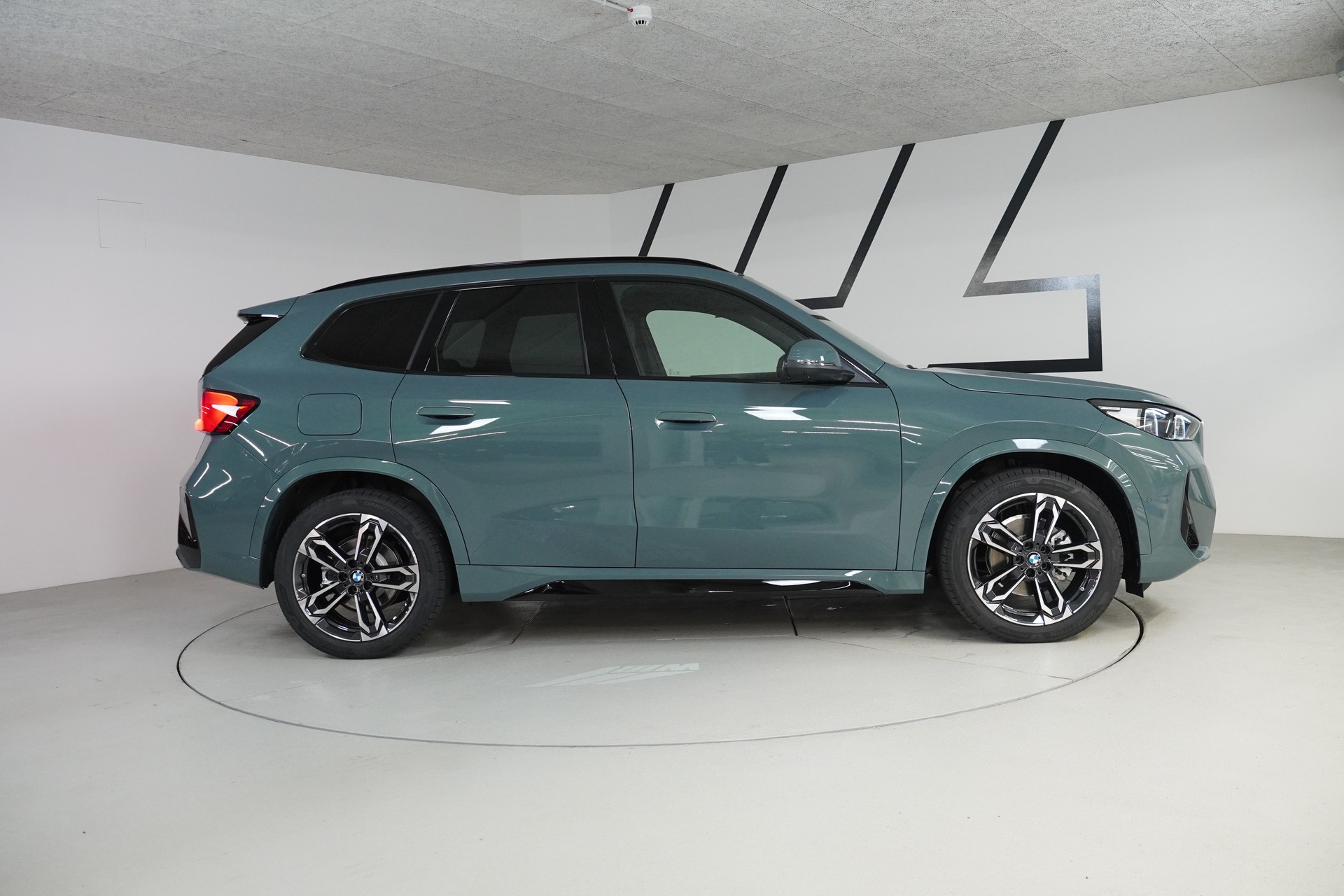BMW X1 xDrive 20d 48V M Sport-showroom-element-3