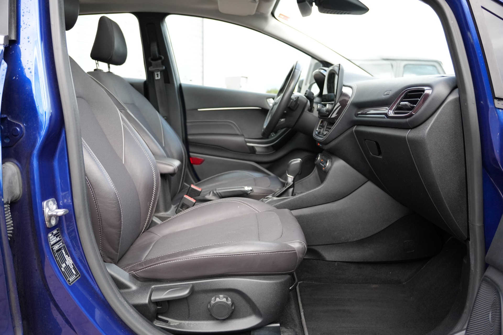 FORD Fiesta 1.0 SCTi Vignale Automat (CH)-image-10