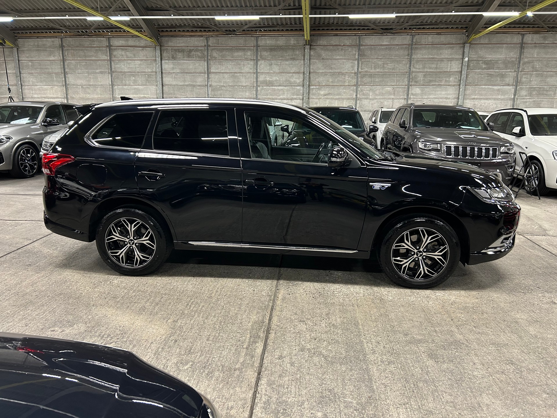 MITSUBISHI Outlander 2.4 PHEV Diamond 4WD Automatic-showroom-element-2