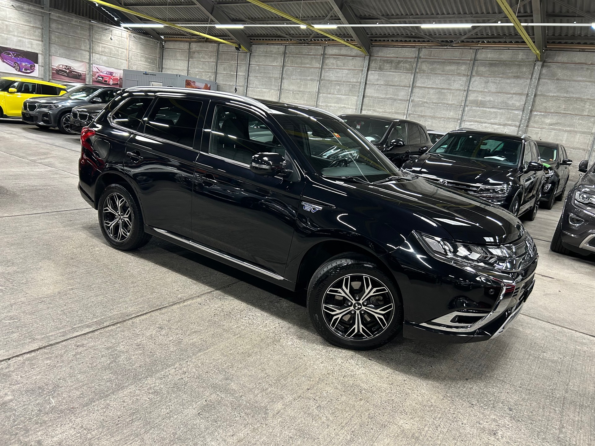 MITSUBISHI Outlander 2.4 PHEV Diamond 4WD Automatic-showroom-element-1