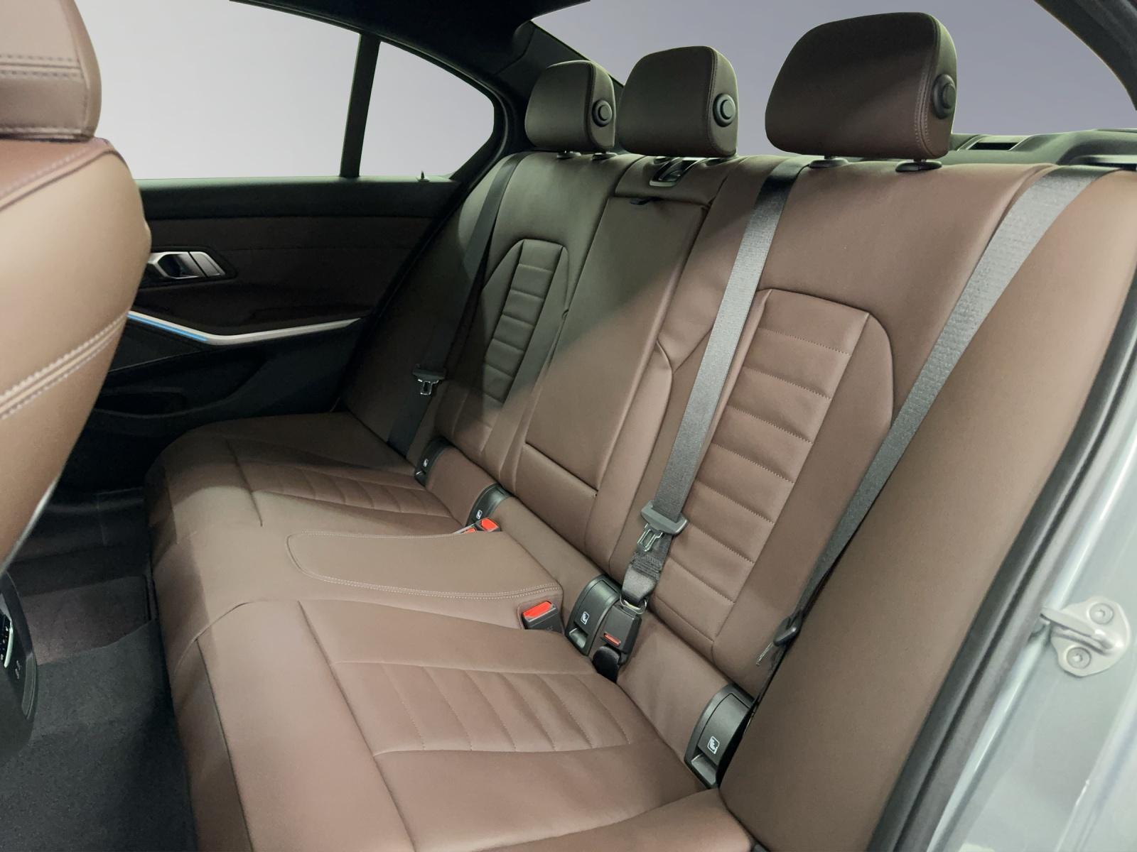 BMW 330e Limousine xDrive M Sport-image-11