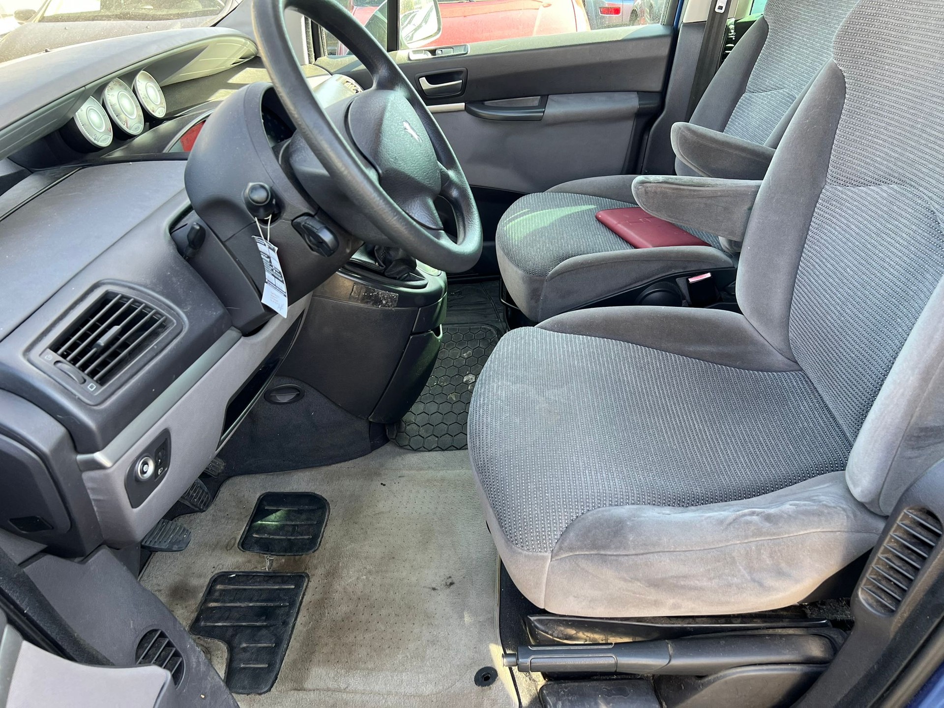 PEUGEOT 807 2.0 16V HDi ST Family+-image-8