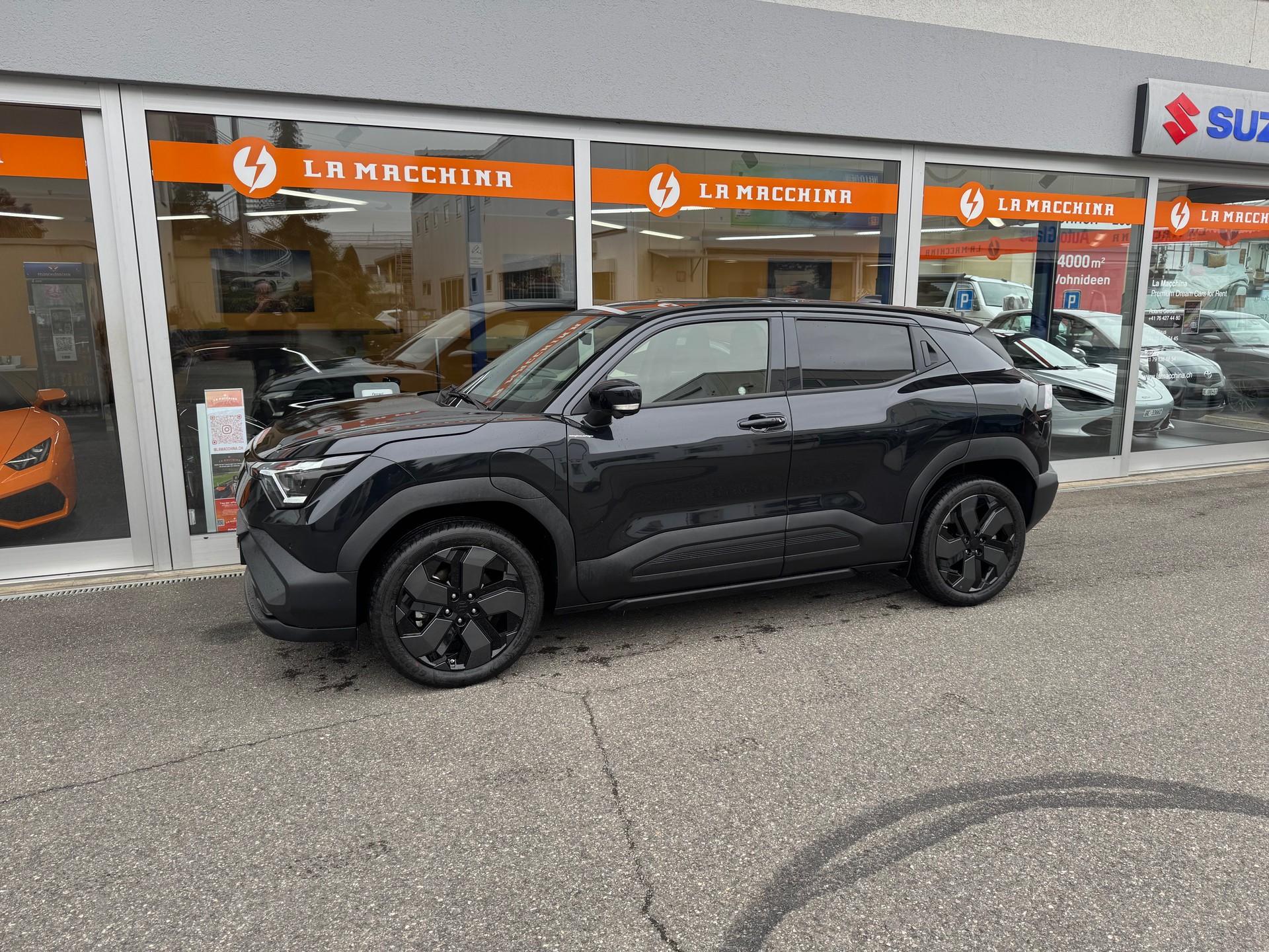 SUZUKI E-VITARA-showroom-element-1