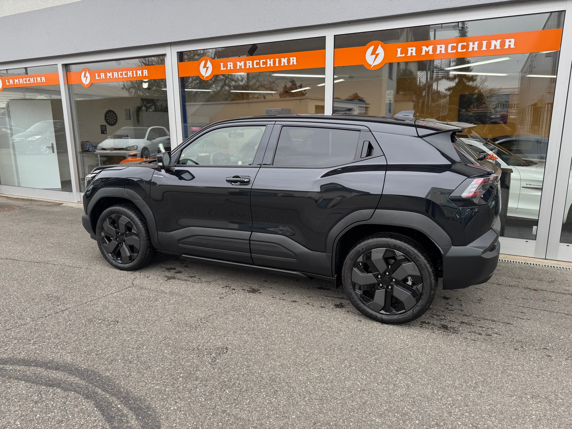 SUZUKI E-VITARA-showroom-element-2