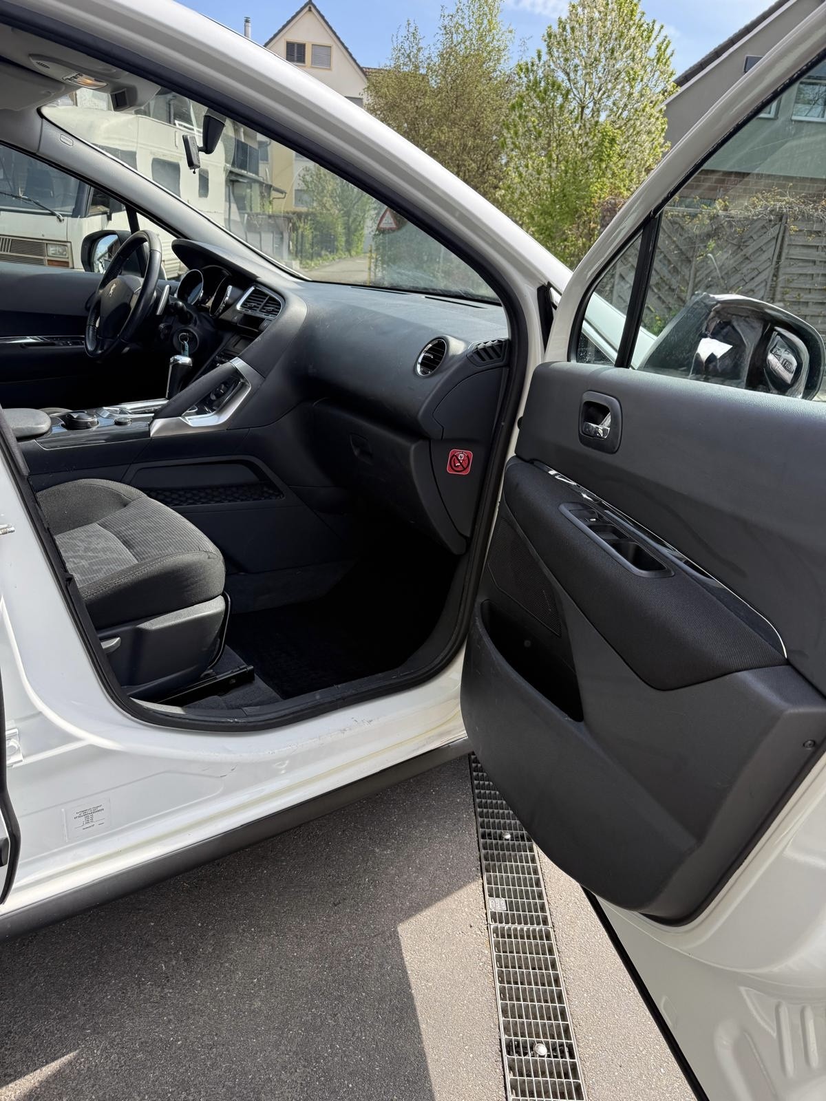 PEUGEOT 3008 1.6 HDI Sport EGS6-image-9