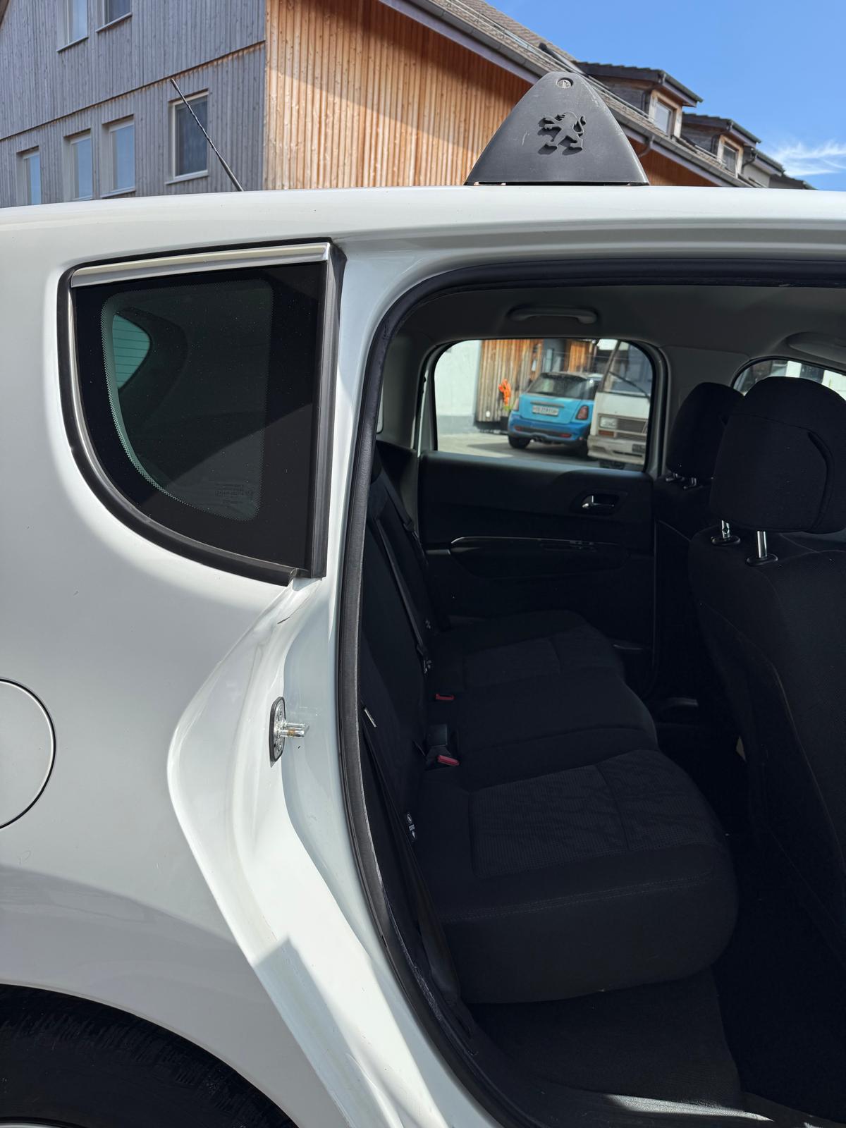 PEUGEOT 3008 1.6 HDI Sport EGS6-image-10