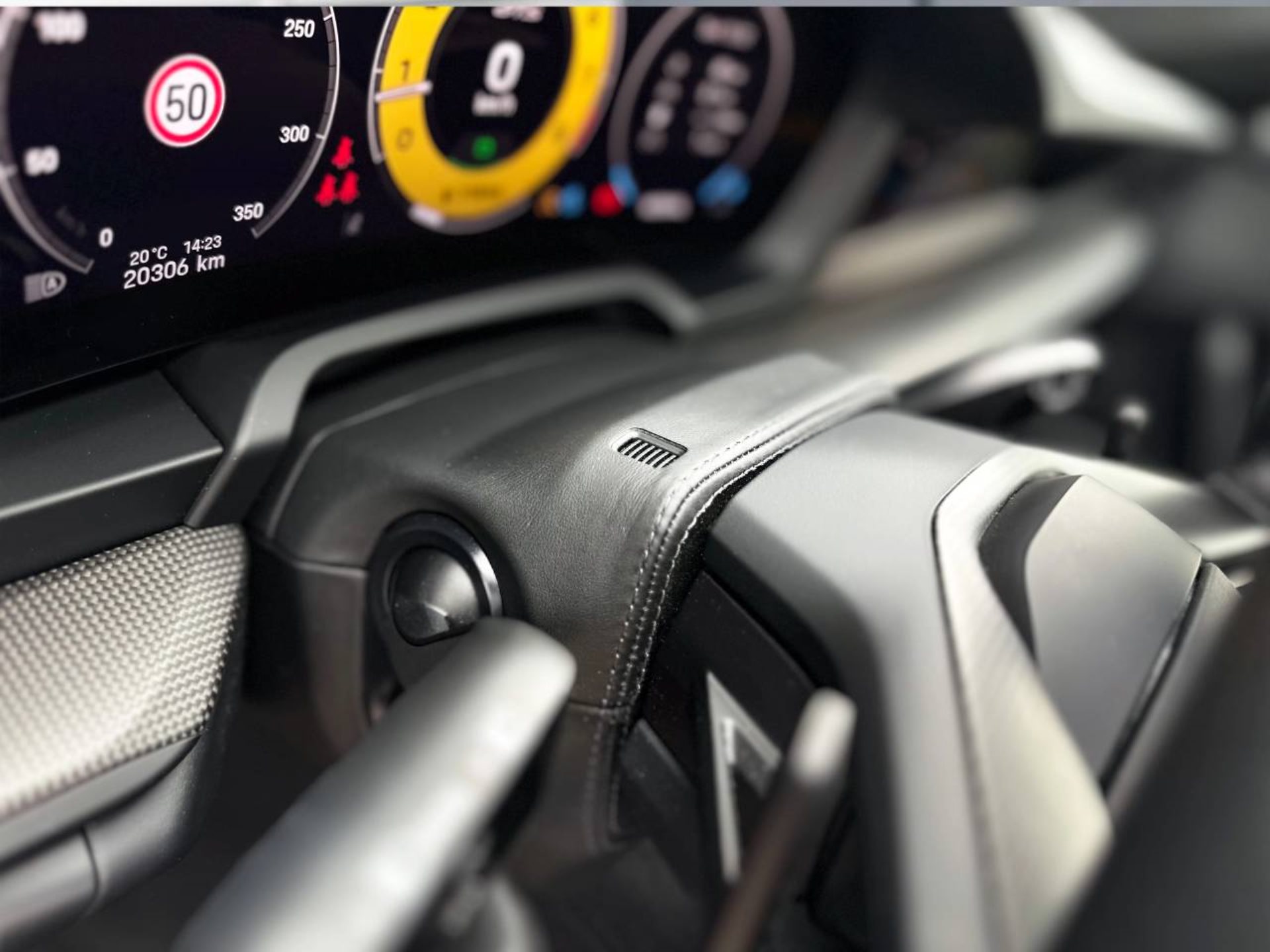 PORSCHE 911 Carrera 4 GTS-image-29