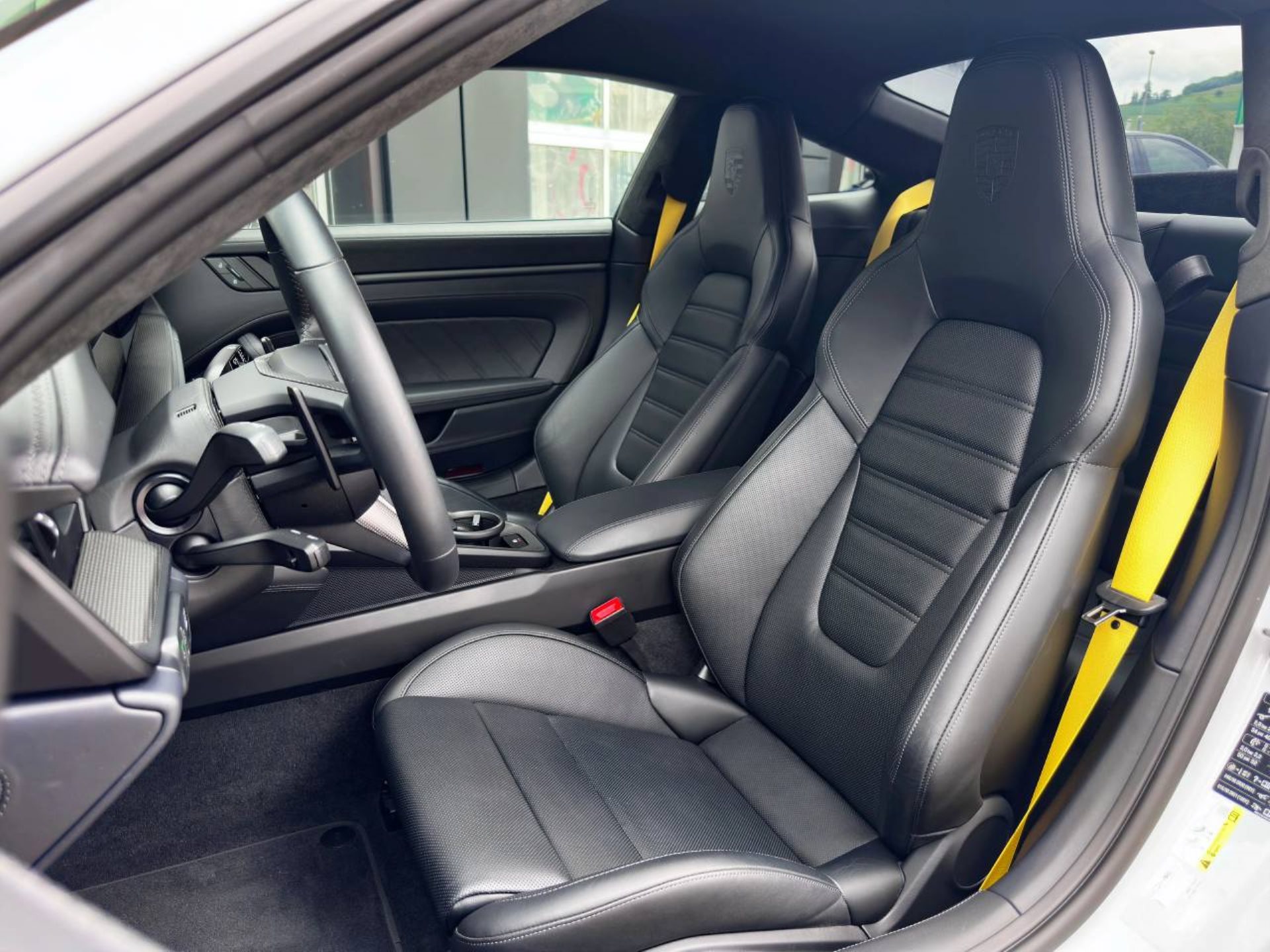 PORSCHE 911 Carrera 4 GTS-image-18