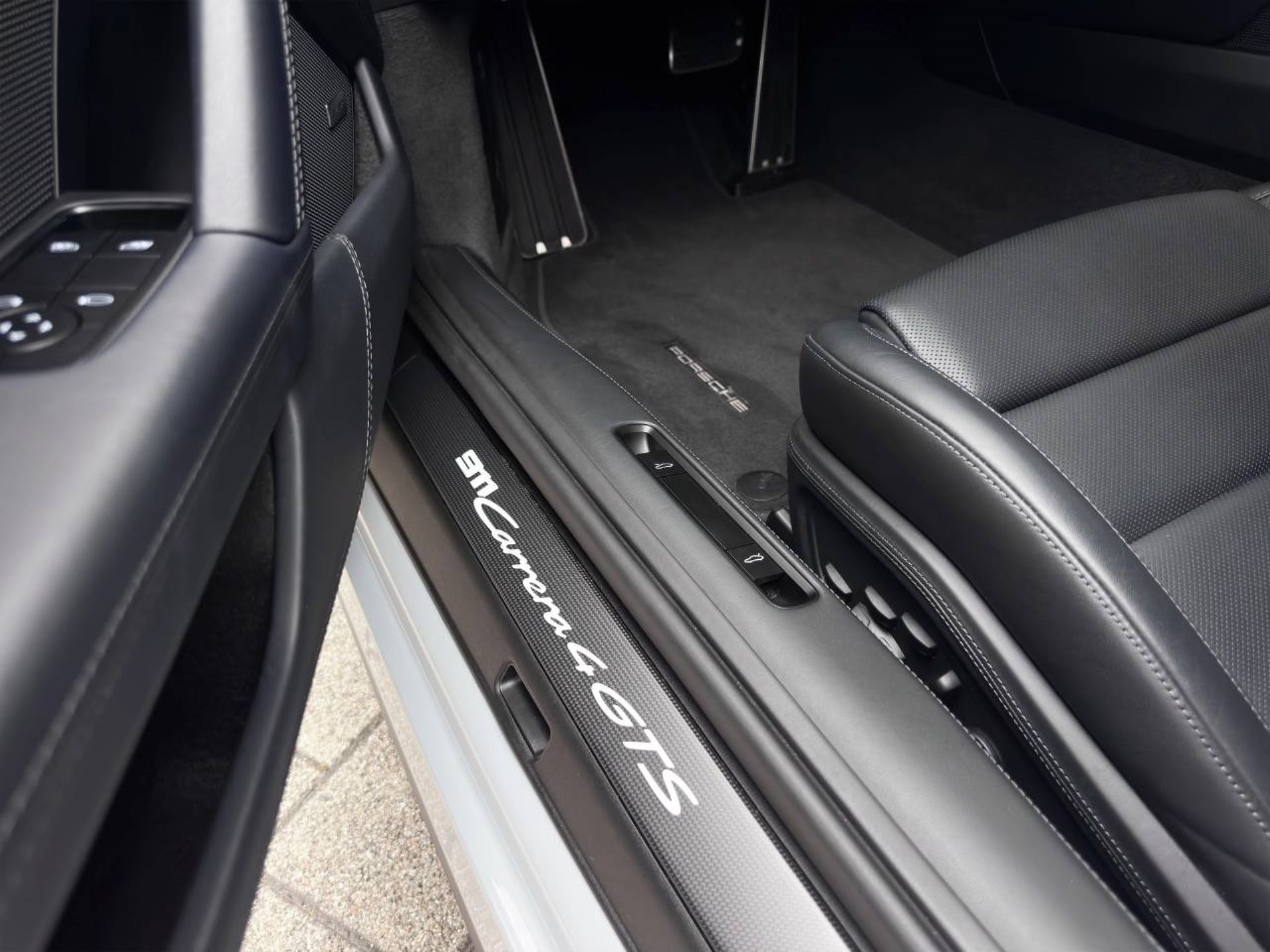 PORSCHE 911 Carrera 4 GTS-image-28