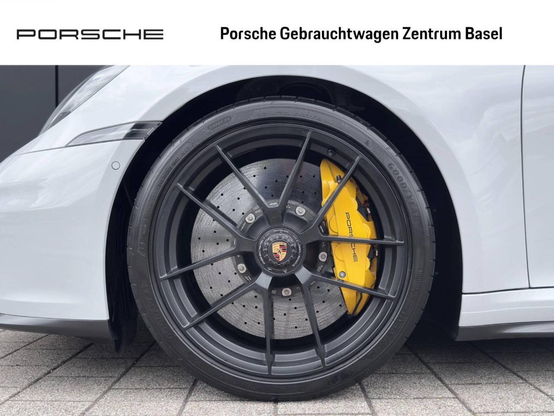 PORSCHE 911 Carrera 4 GTS-image-5