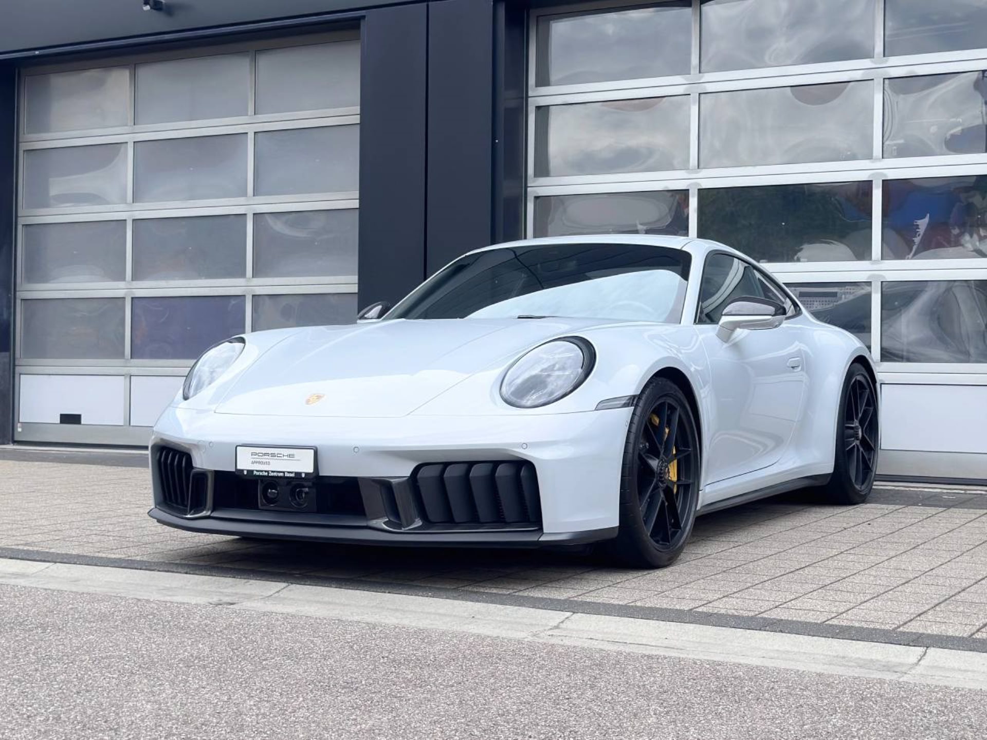 PORSCHE 911 Carrera 4 GTS-image-8