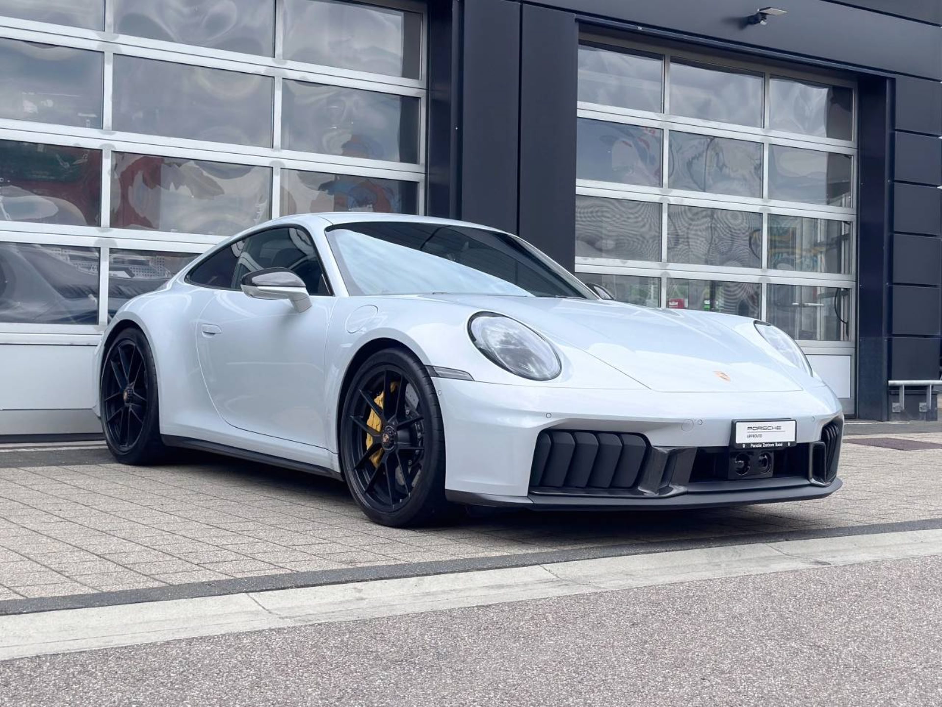 PORSCHE 911 Carrera 4 GTS-image-9