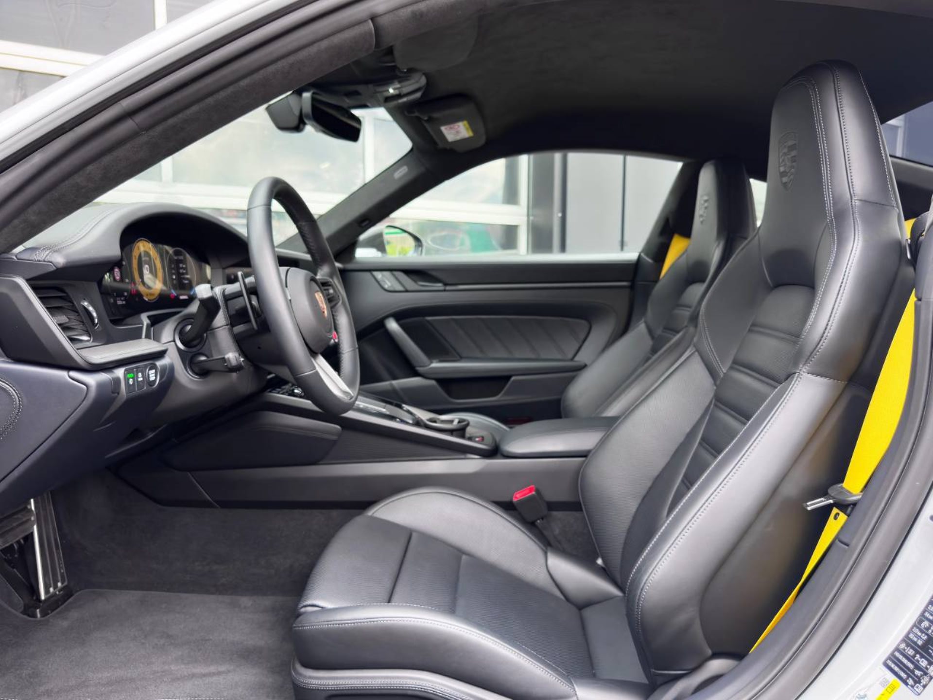 PORSCHE 911 Carrera 4 GTS-image-17
