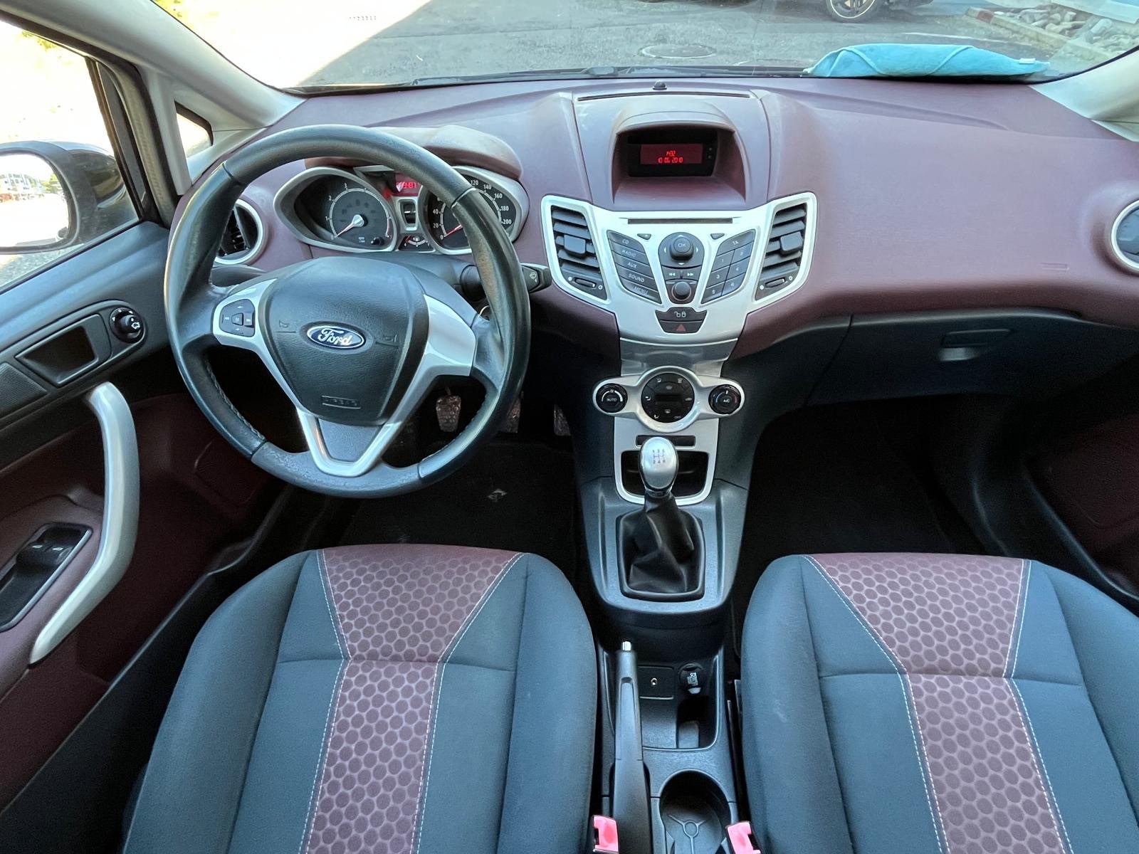 FORD Fiesta 1.4 16V Titanium-image-8