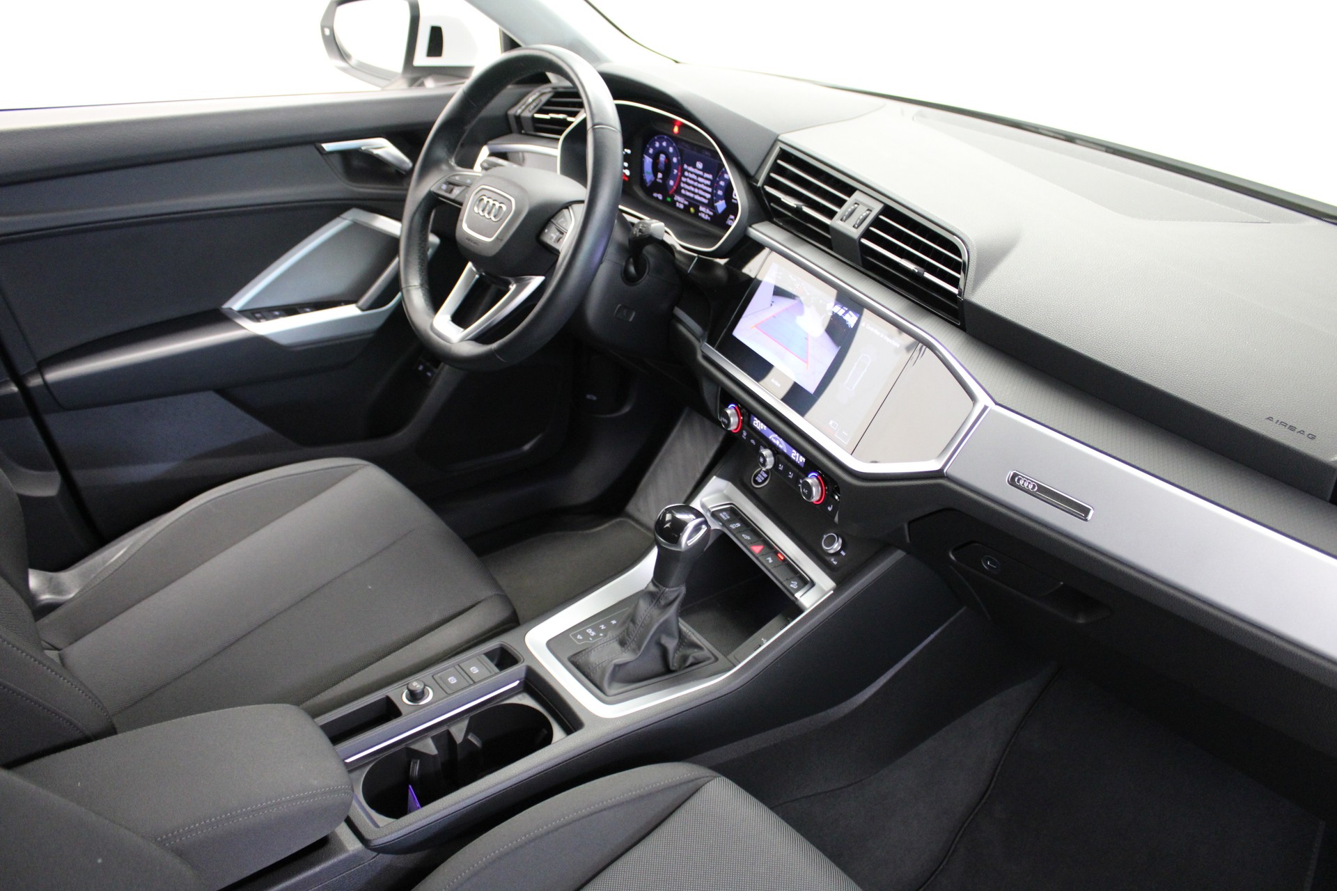 AUDI Q3 45 TFSI e S-tronic-image-5