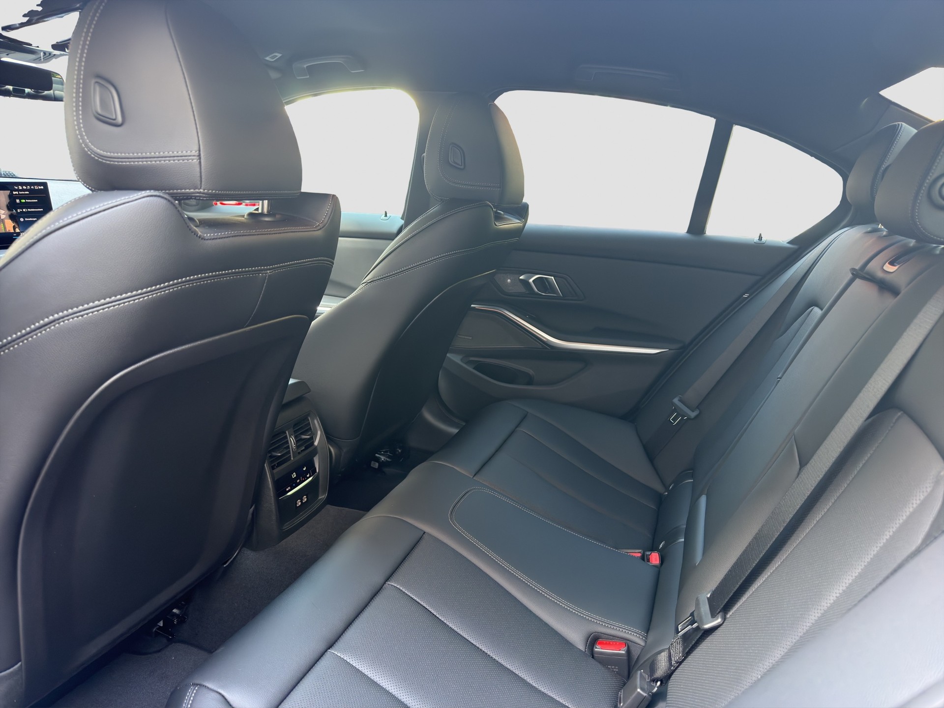 BMW 320d xDrive 48V Steptronic M Sport-image-10