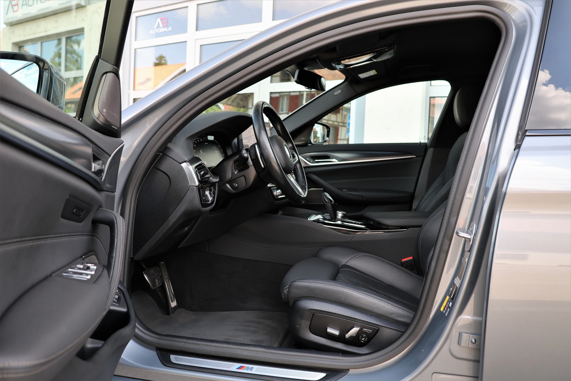 BMW 530e xDrive Touring Pure M Sport Steptronic (CH)-image-8