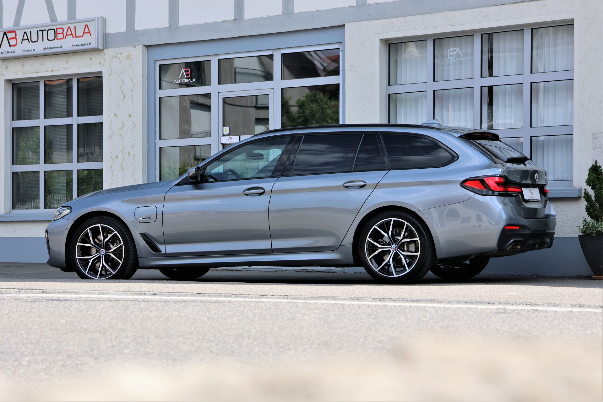 BMW 530e xDrive Touring Pure M Sport Steptronic (CH)-image-3