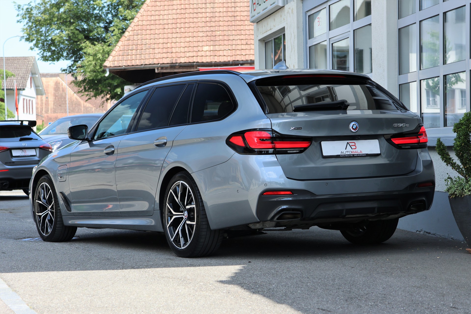 BMW 530e xDrive Touring Pure M Sport Steptronic (CH)-image-2