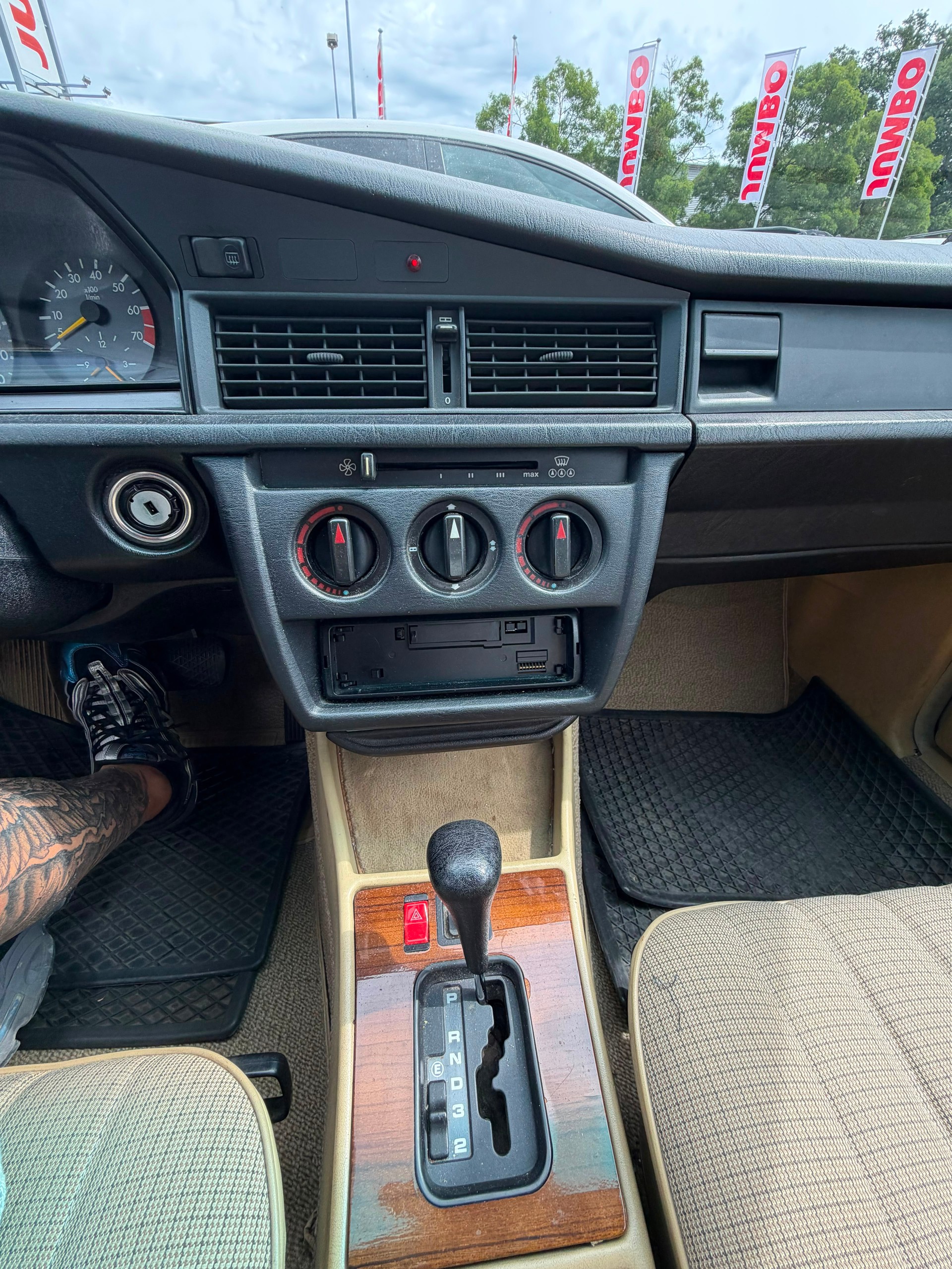 MERCEDES-BENZ 190 E 2.0-image-10
