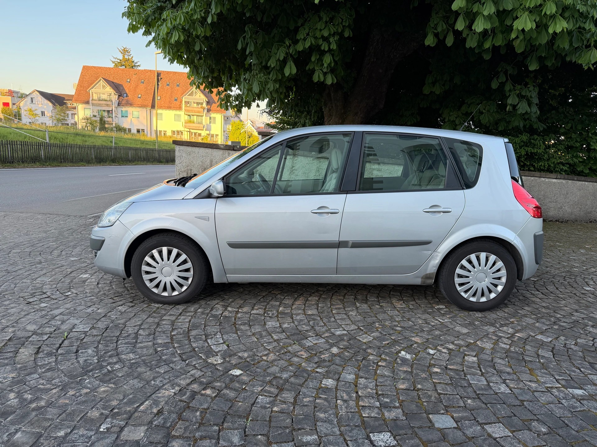 RENAULT Scénic 2.0 16V Dynamique / Ab MFK / Service gepflegt/ 8 Fach / Navi / Klima / Tempomat / Anhängerkupplung-image-7