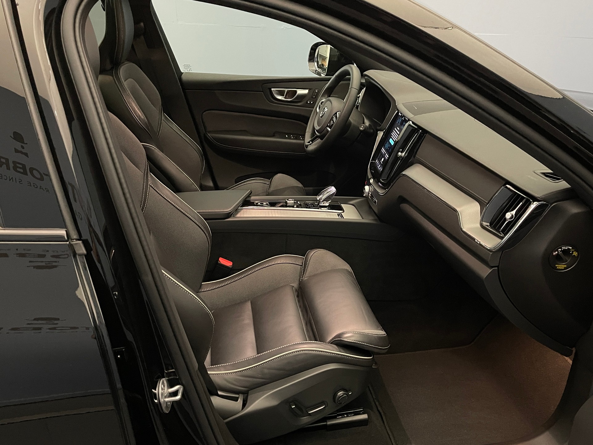 VOLVO XC60 2.0 T8 TE XCENTRIC Black Edition eAWD-image-10