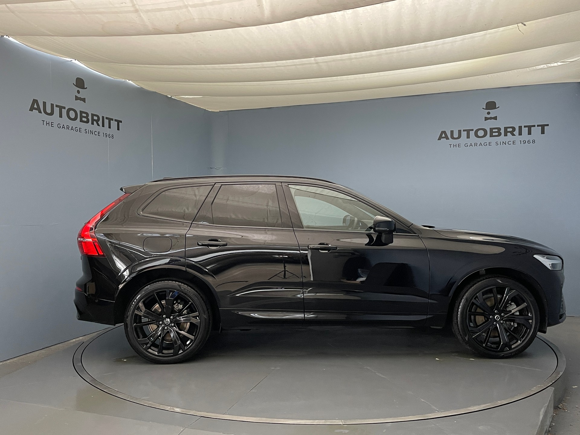 VOLVO XC60 2.0 T8 TE XCENTRIC Black Edition eAWD-image-4