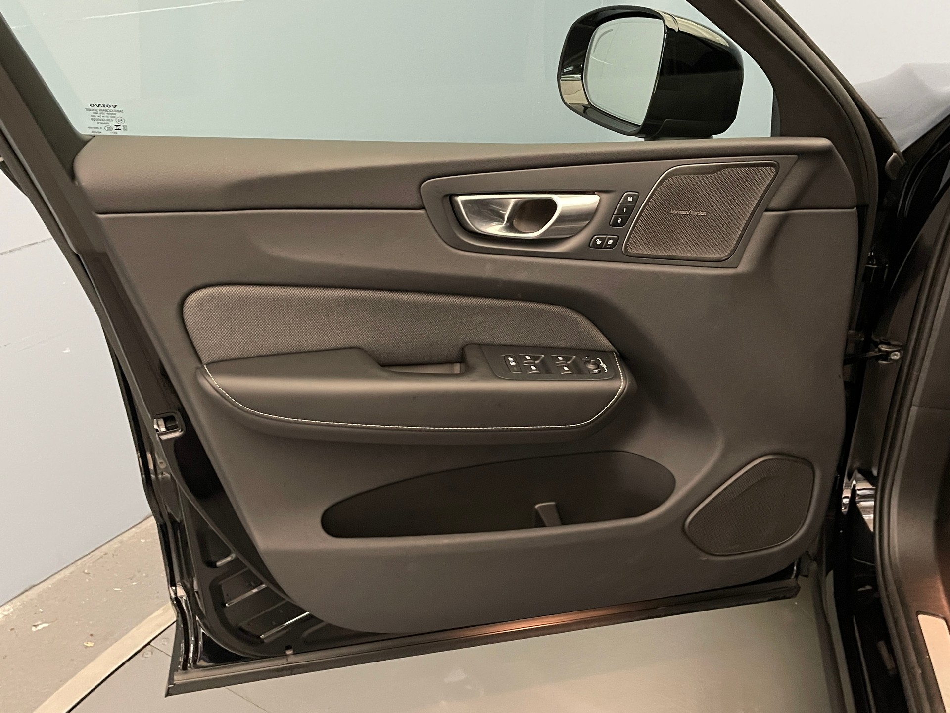 VOLVO XC60 2.0 T8 TE XCENTRIC Black Edition eAWD-image-9